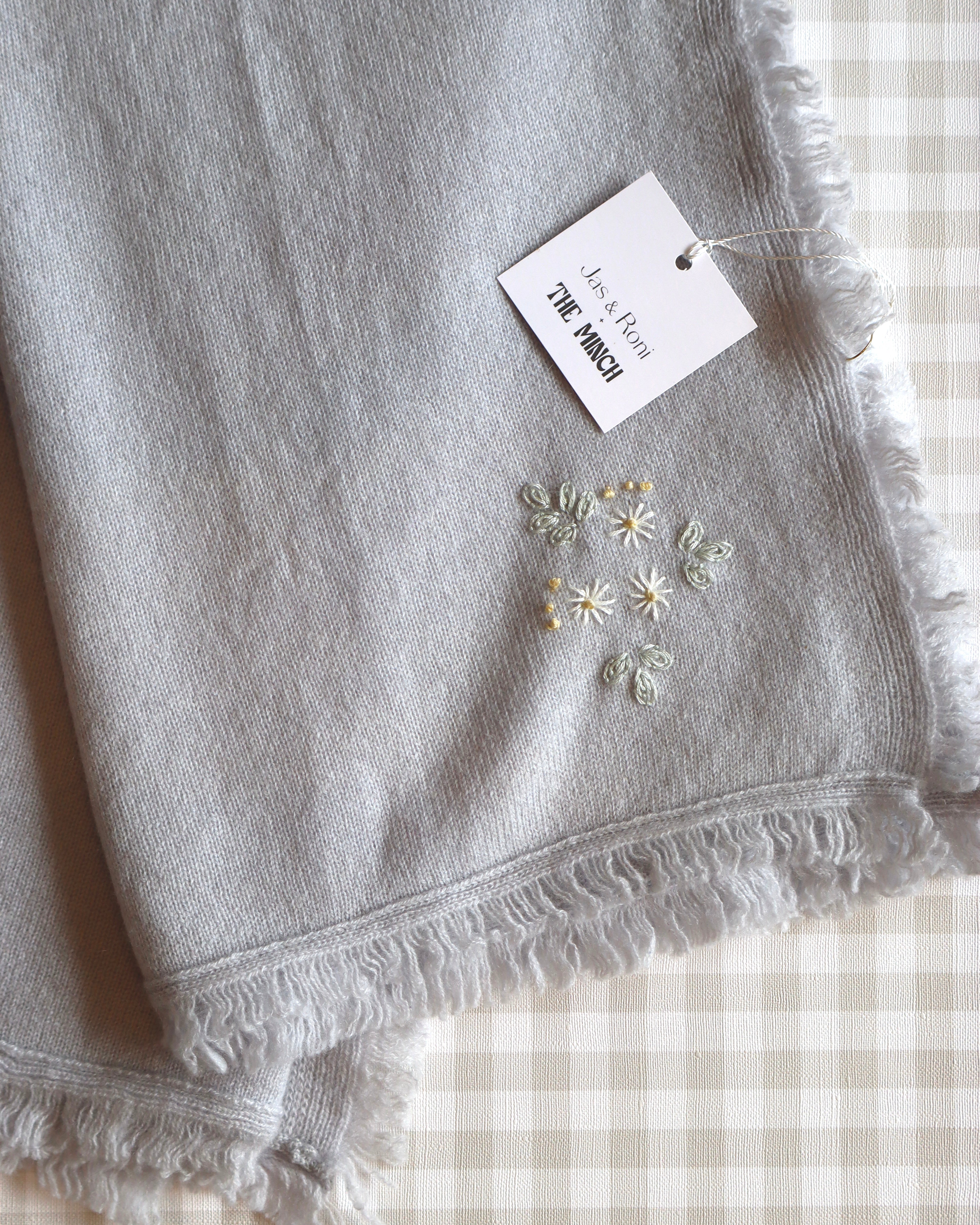 Cobijita de cashmere Gris con Margaritas