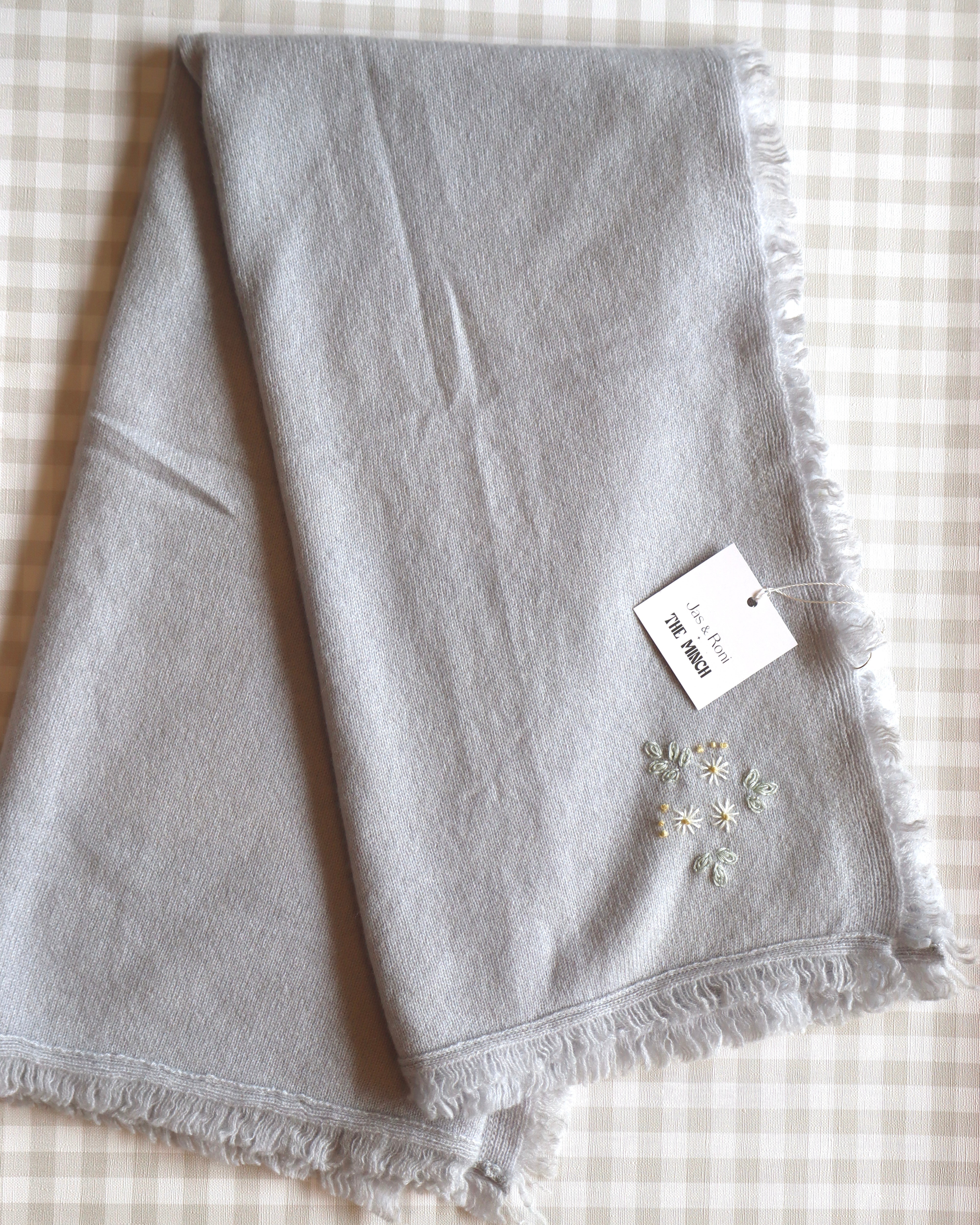 Cobijita de cashmere Gris con Margaritas