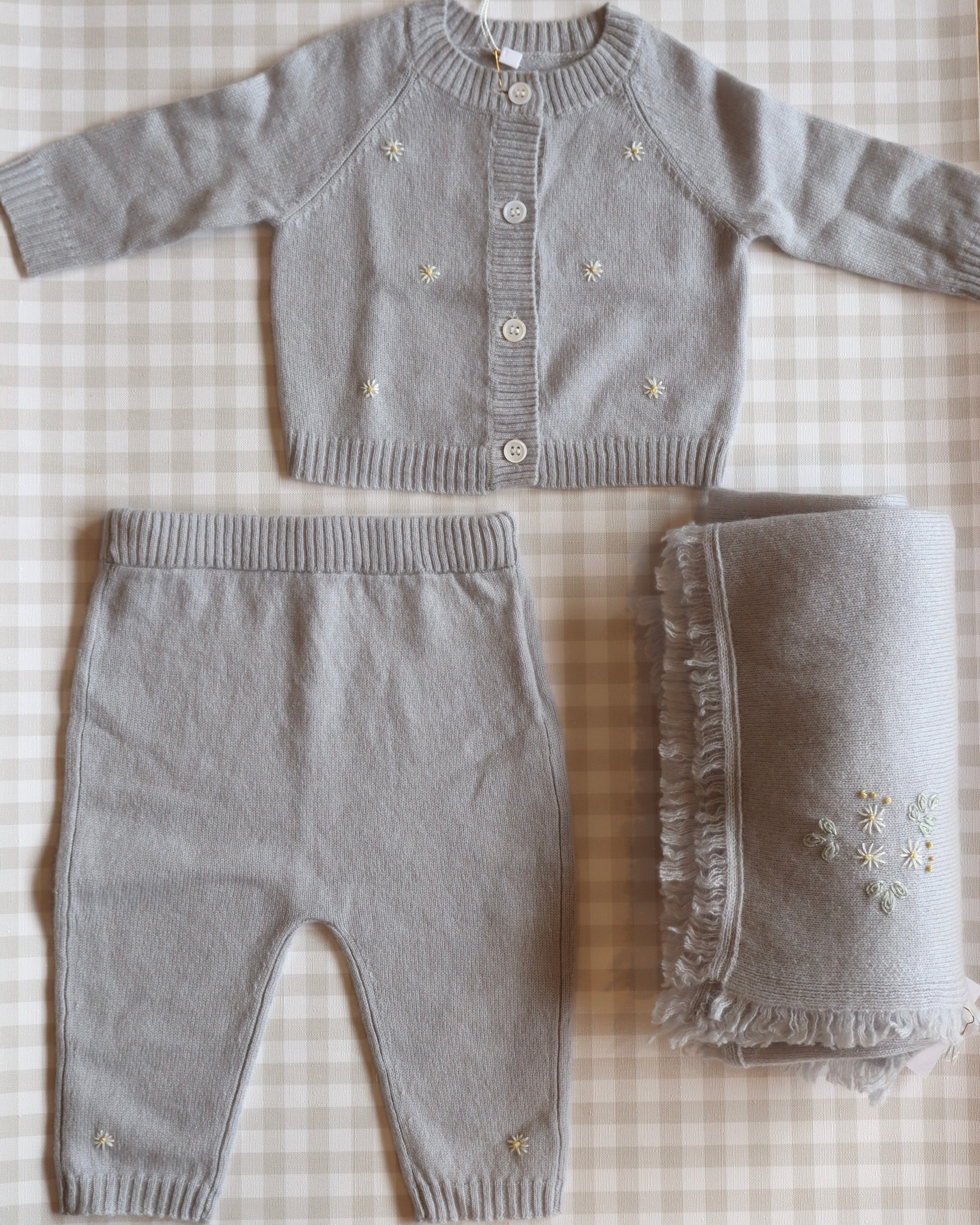 Set de Cashmere Gris con Margaritas