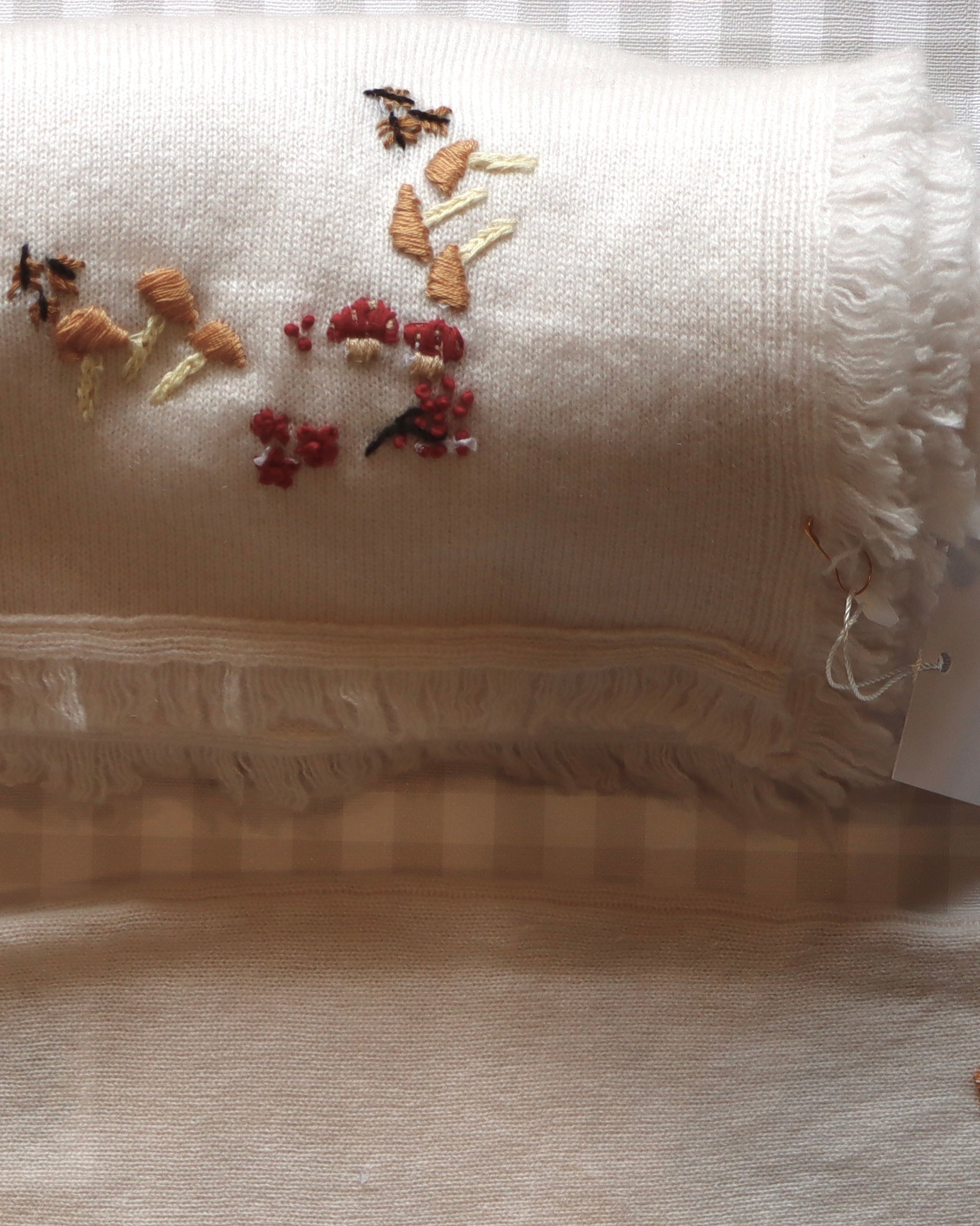 Cobijita de cashmere Beige con Honguitos