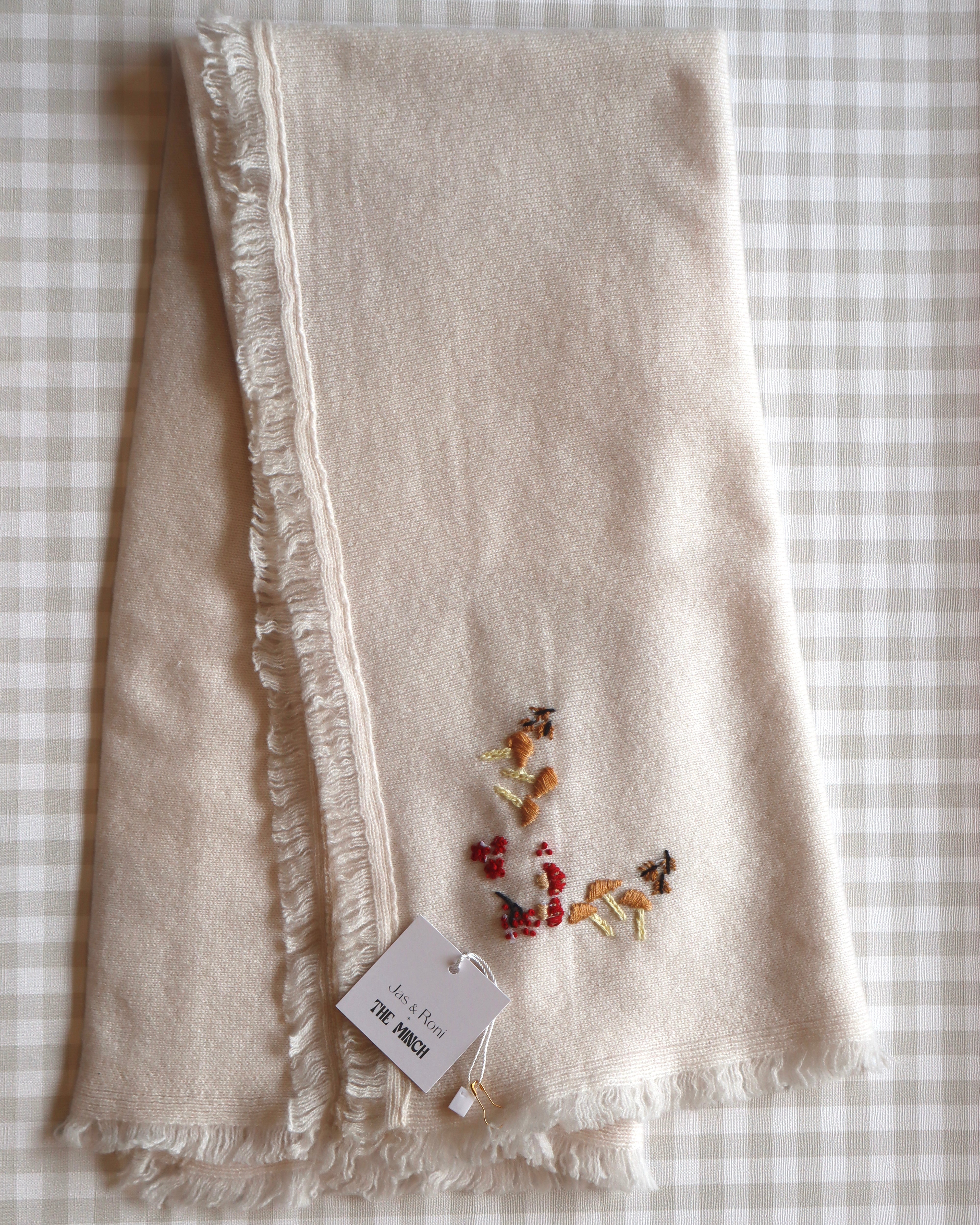 Cobijita de cashmere Beige con Honguitos