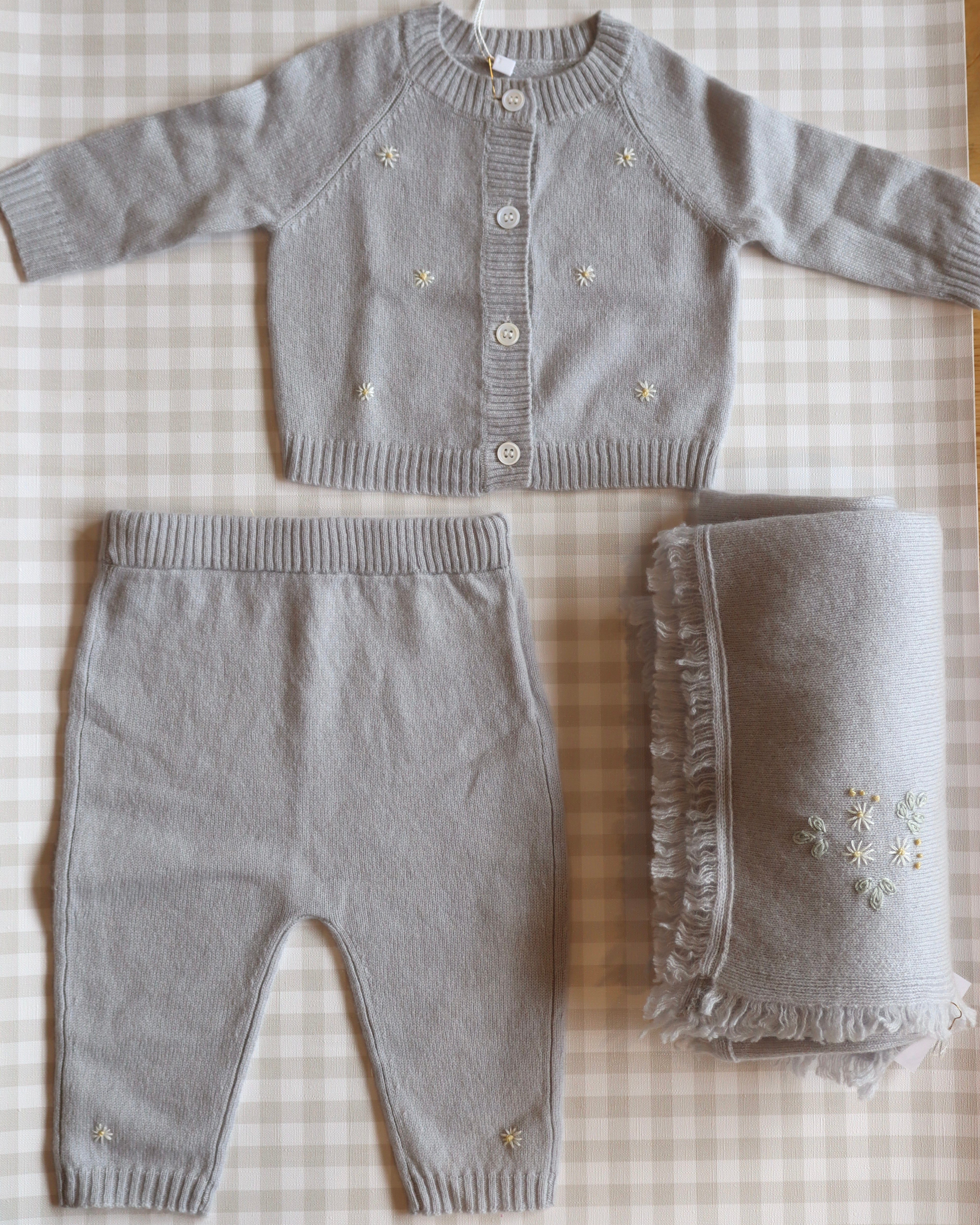 Cobijita de cashmere Gris con Margaritas