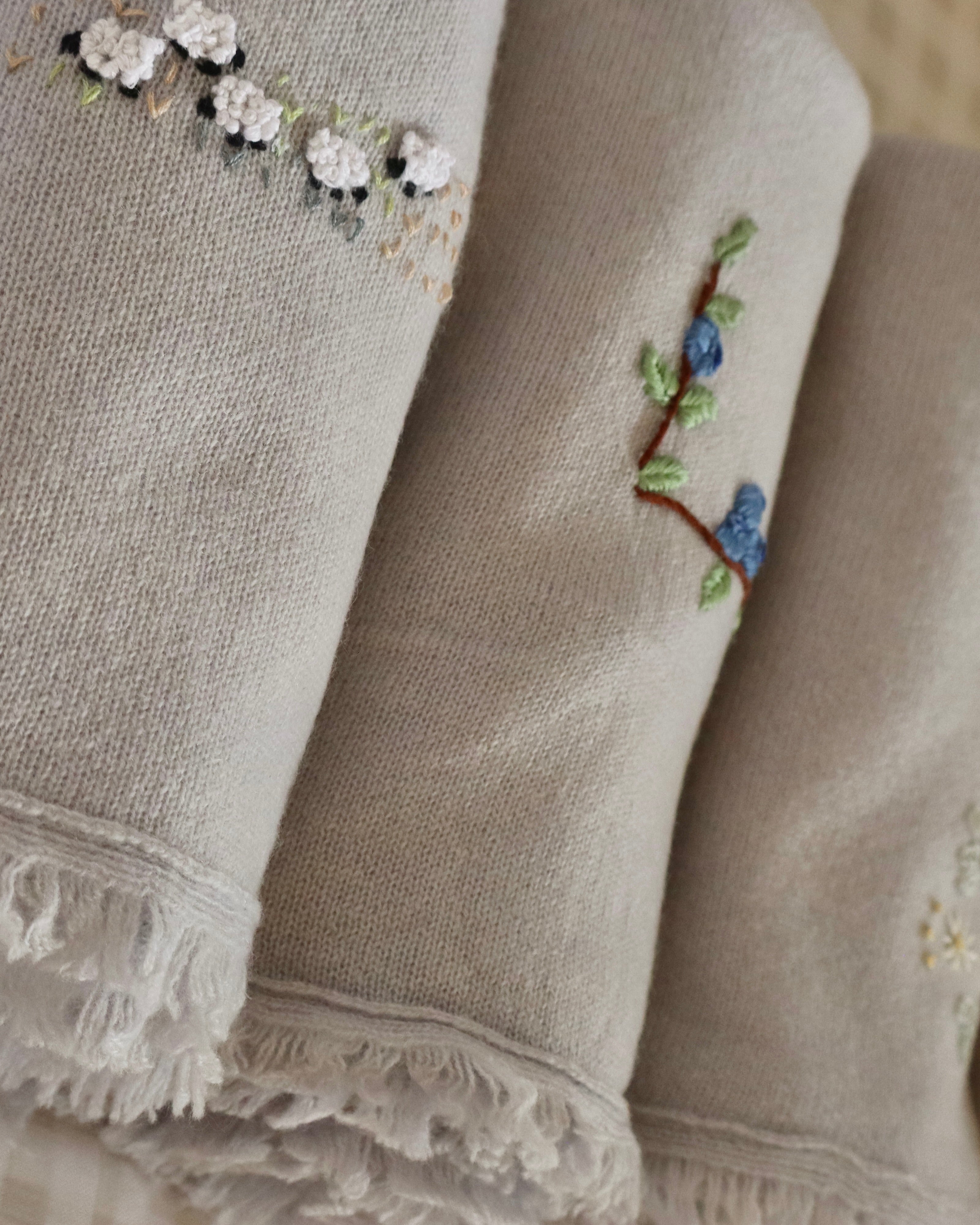 Cobijita de cashmere Gris con Borreguitos