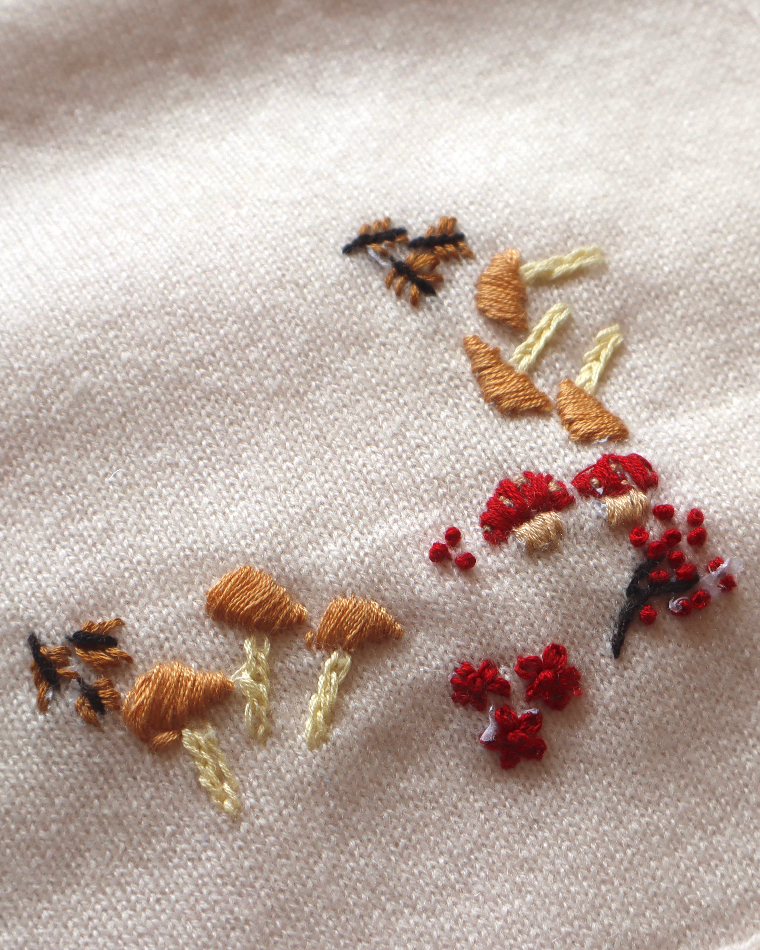 Cobijita de cashmere Beige con Honguitos