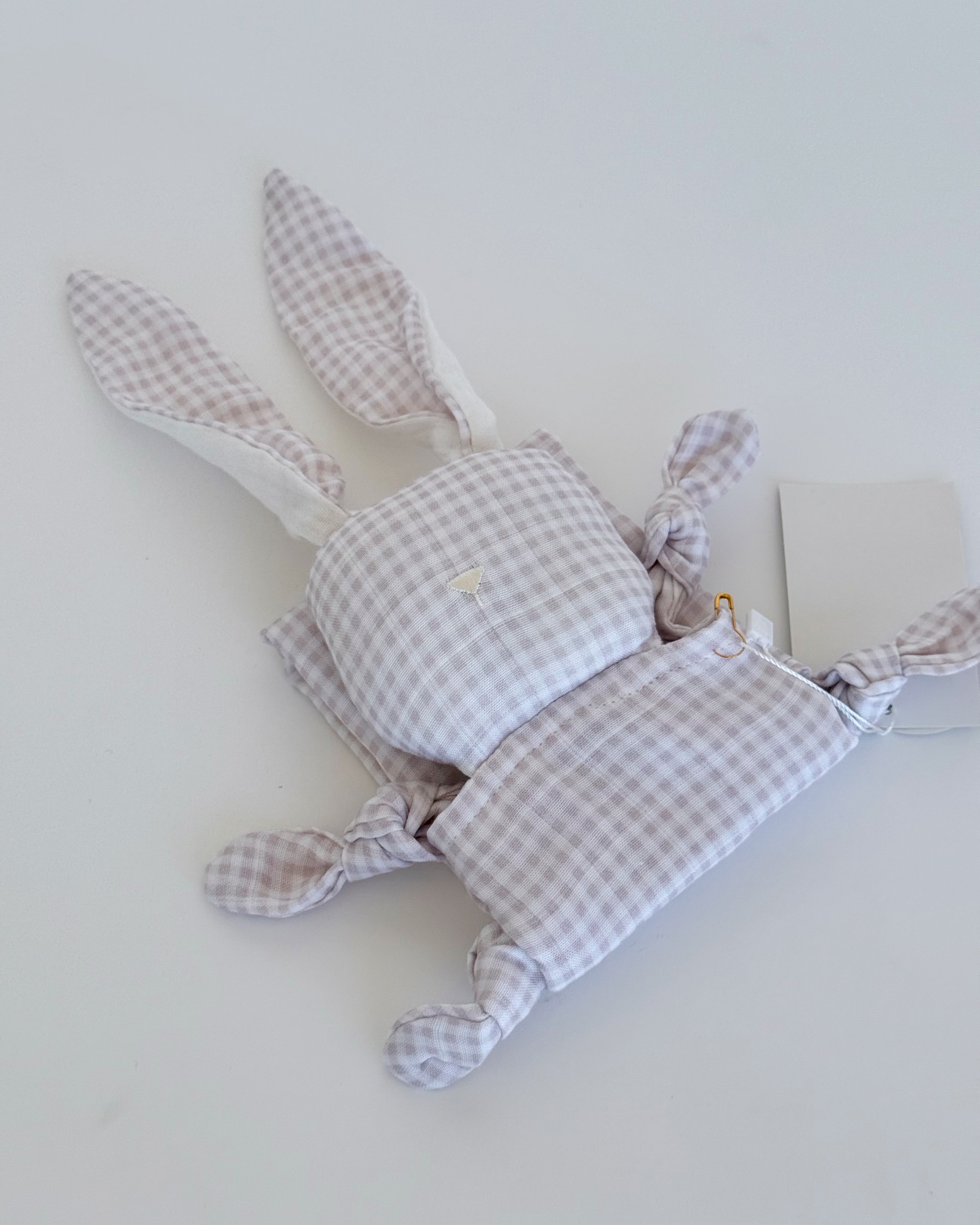 Conejito de tela cuadros pink en fondo blanco