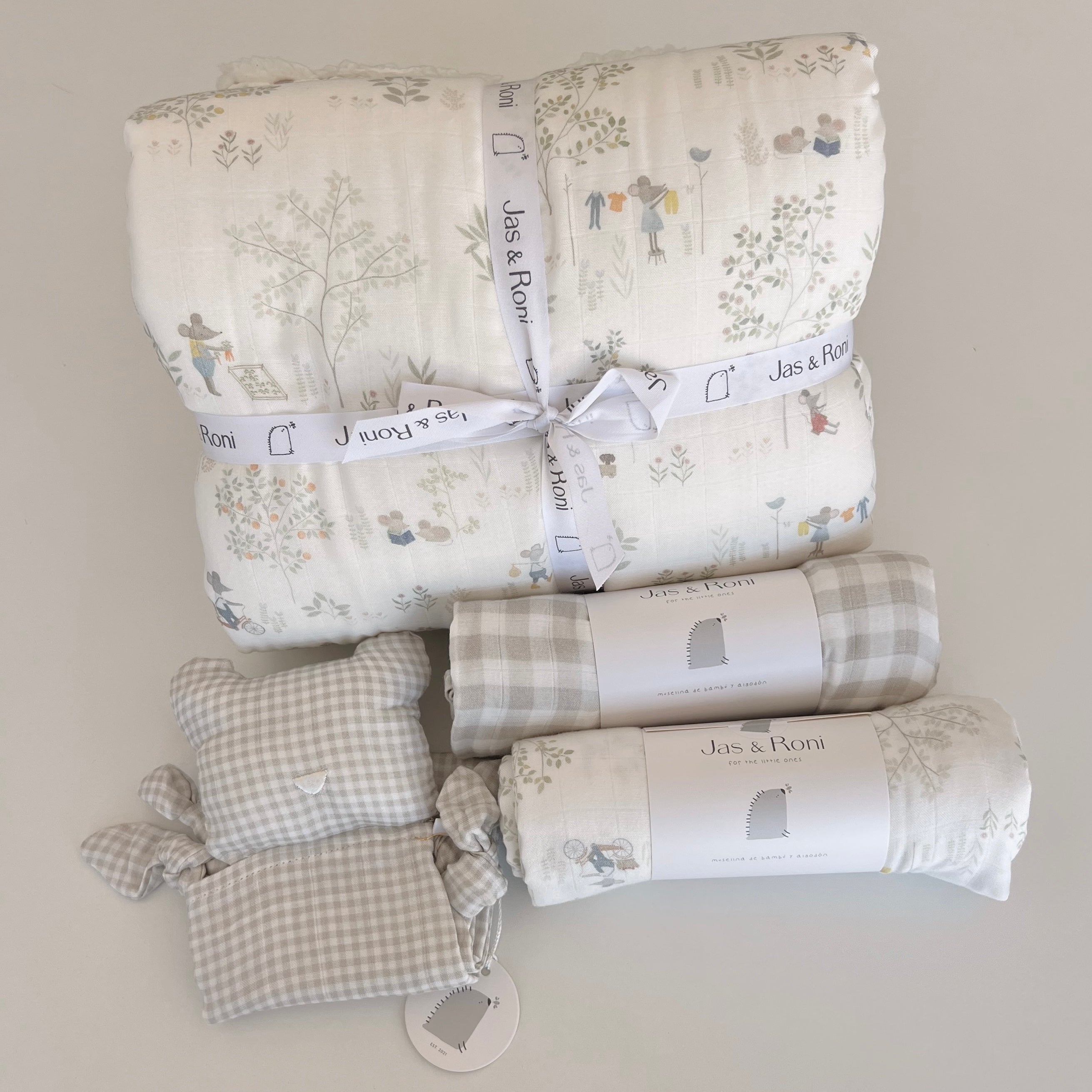 Imagen de set de edredon, muselinas y oso de tela en estampado de cuadros en fondo gris