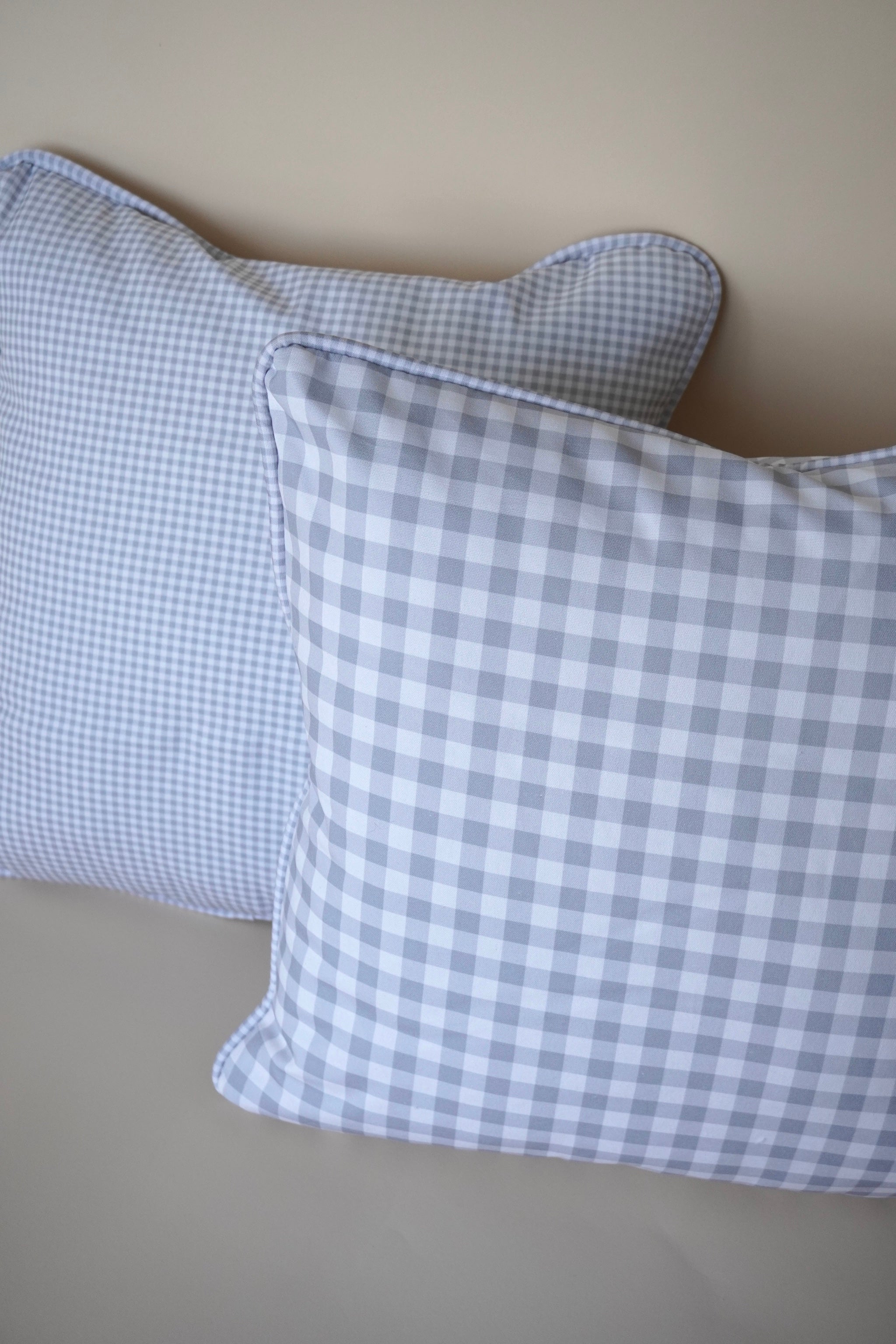 Cojín grande small grey squares