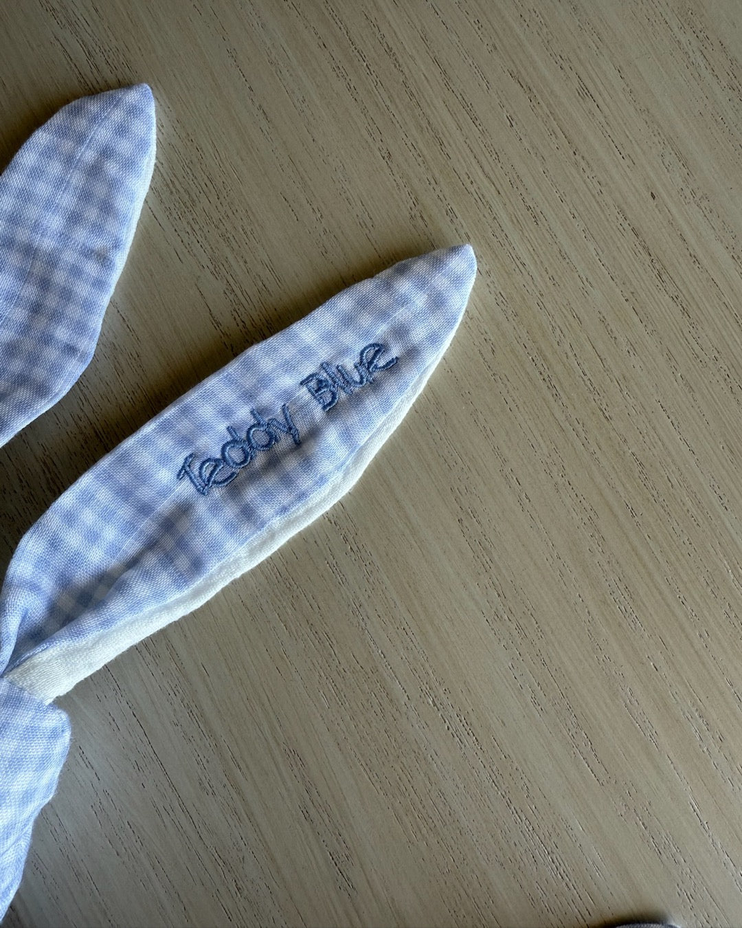 Conejito green squares