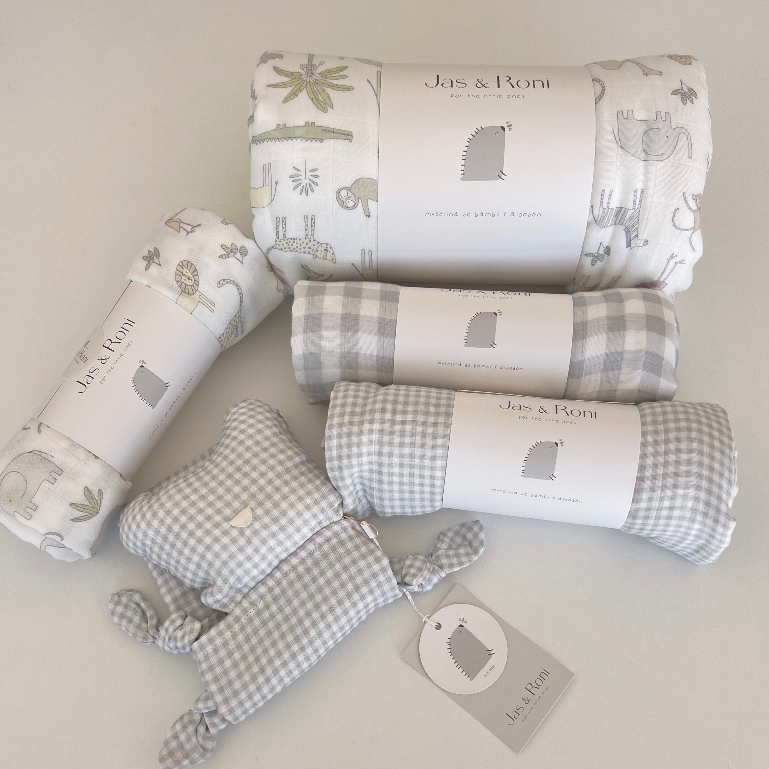 Set de edredon y muselina estampado safari, dos muselinas y oso de tela de cuadros