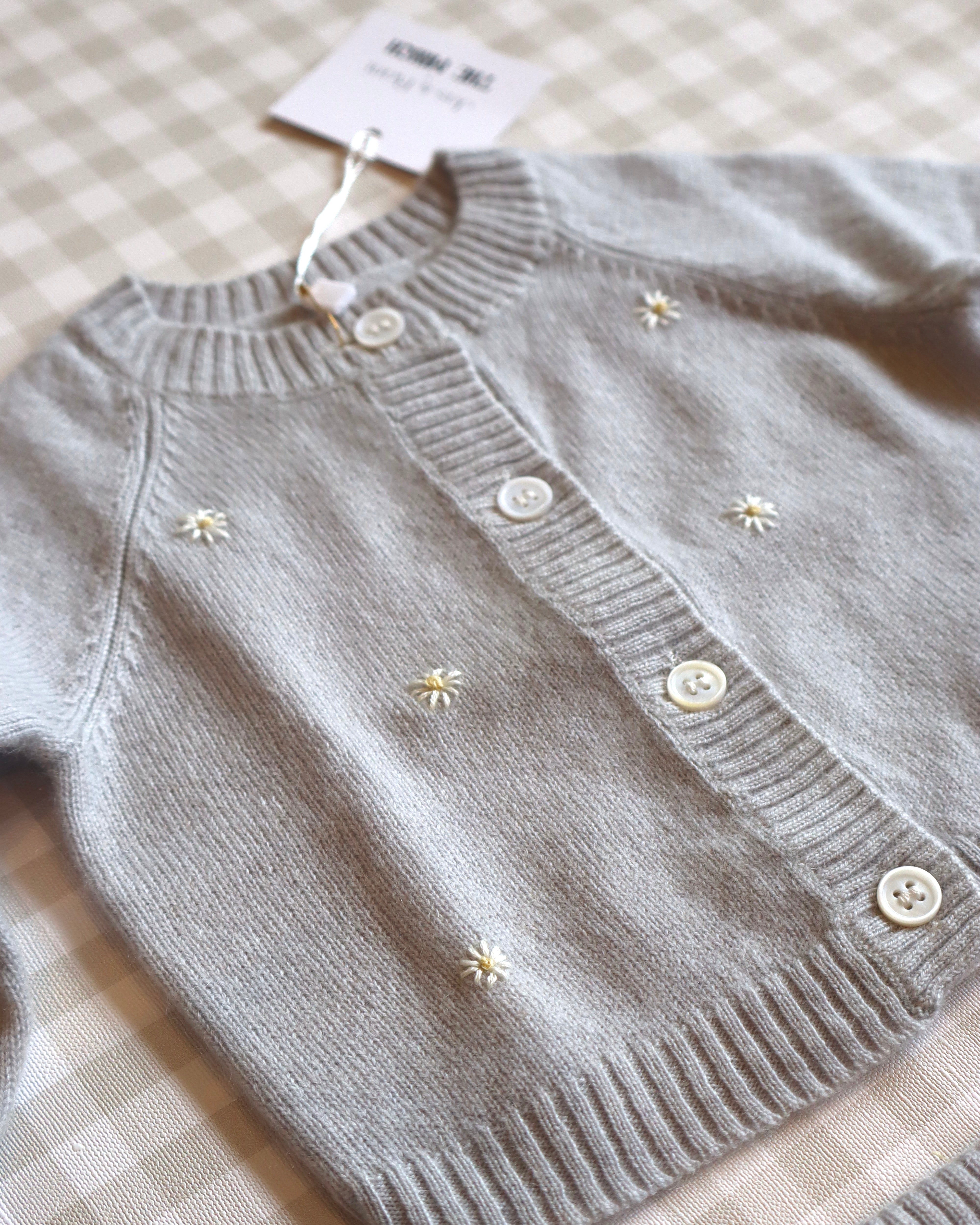 Set de Cashmere Gris con Margaritas