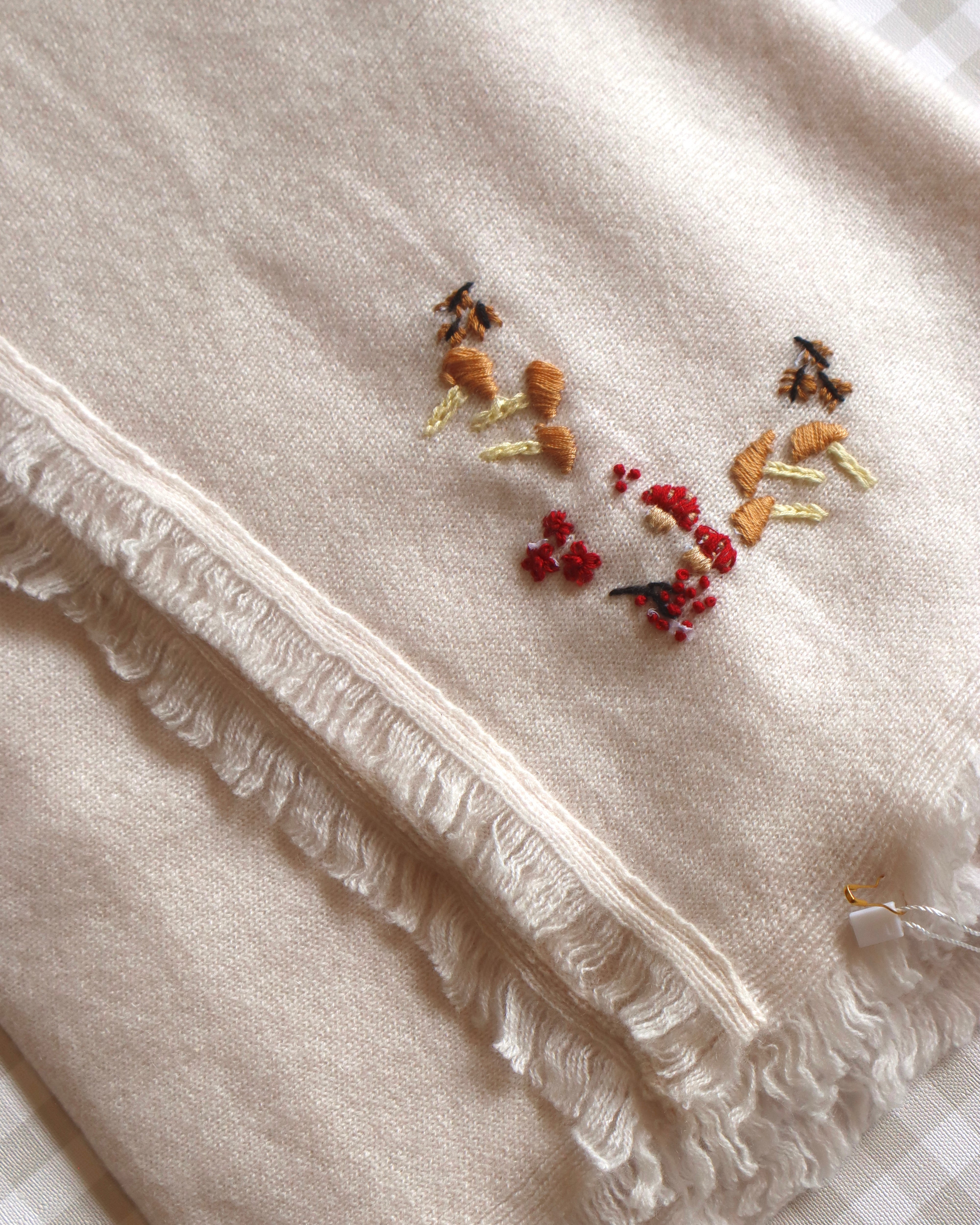 Cobijita de cashmere Beige con Honguitos