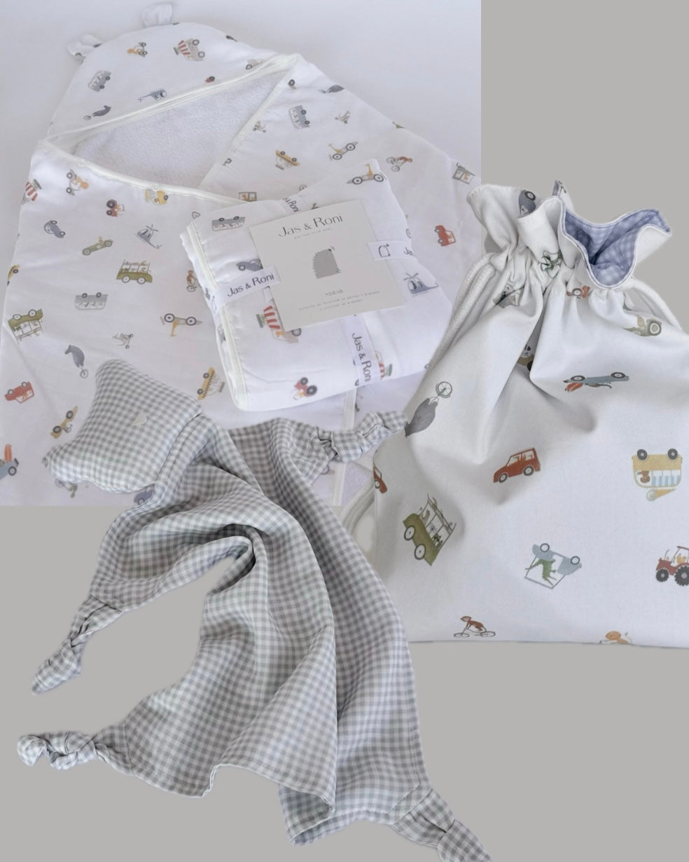 Imagen de set de toalla, bolsita colgante y oso de tela estampada