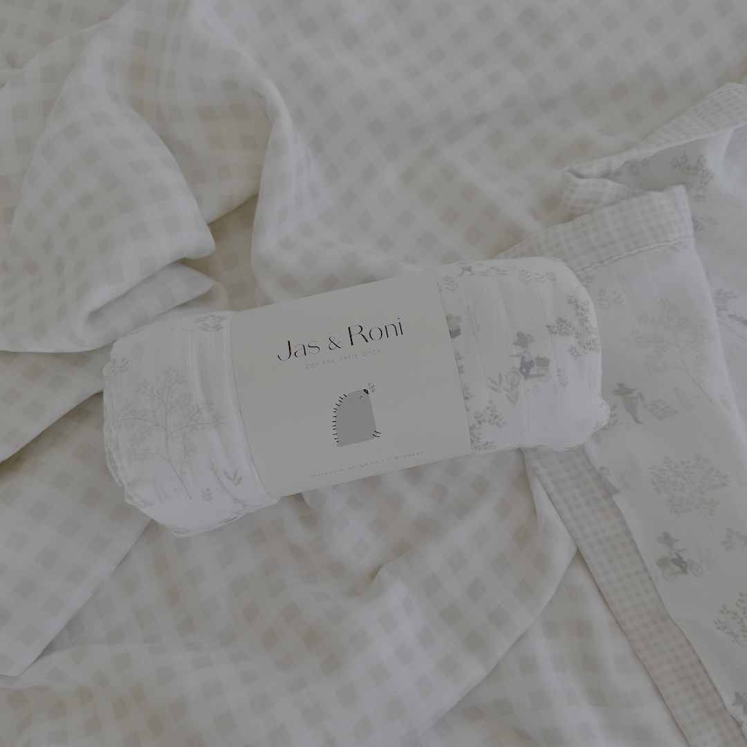 Edredón de muselina estampado cuadros beige y flores en fondo blanco