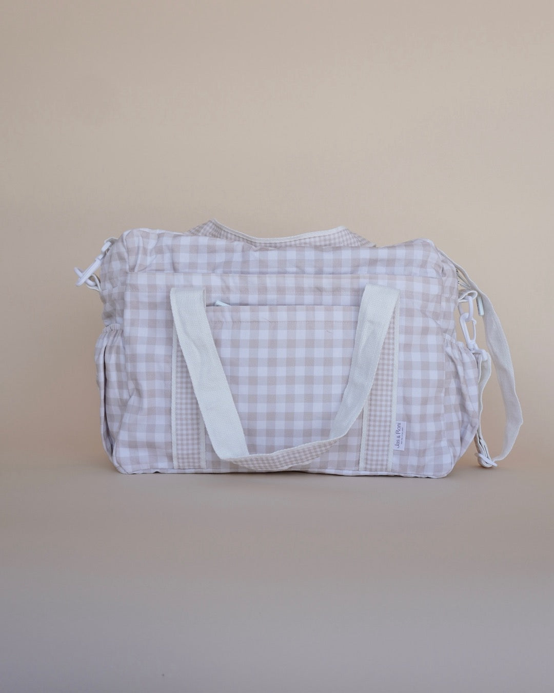 Pañalera de tela estampada en beige squares en fondo crema