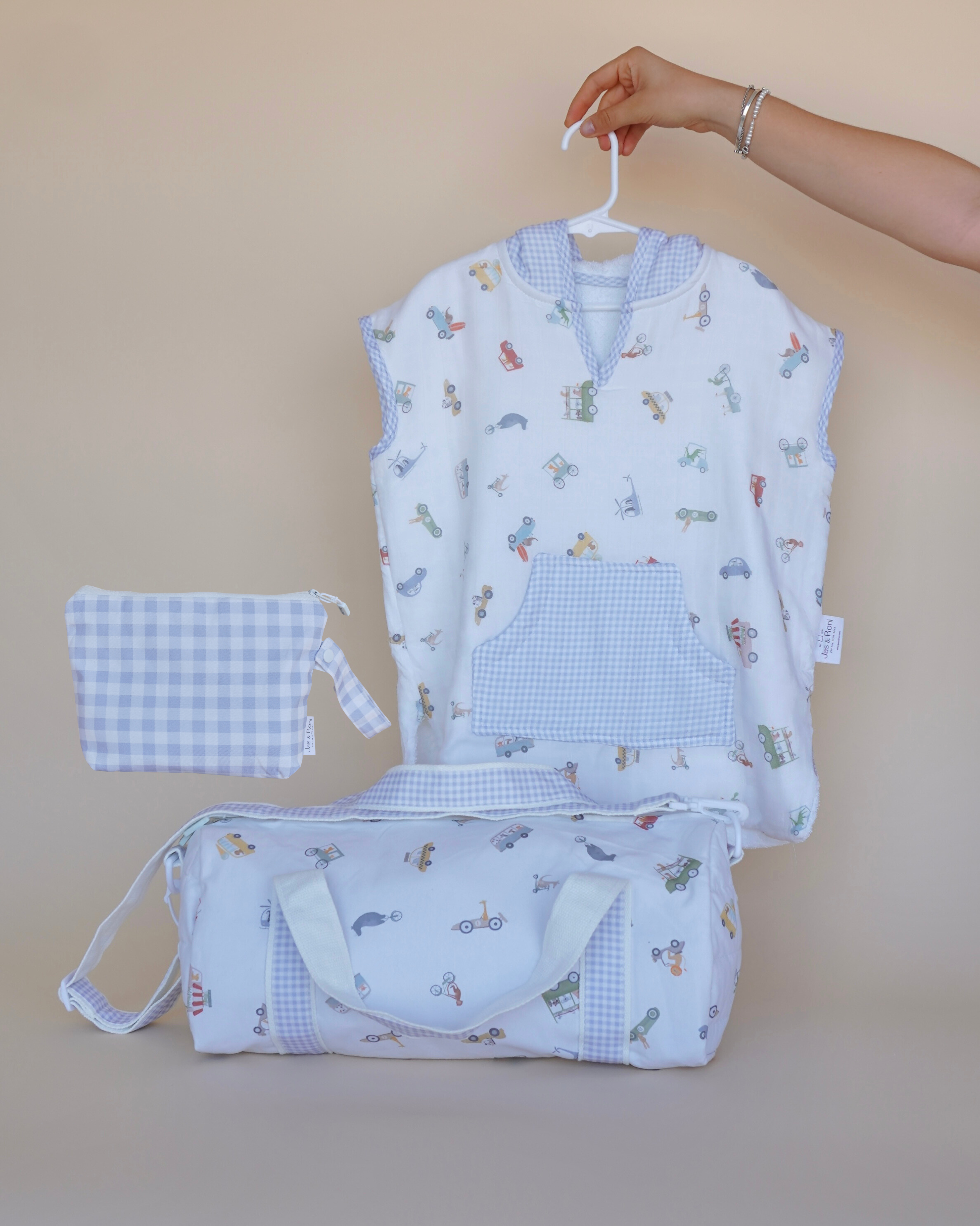 Poncho, maletita de club y bolsita de colgar