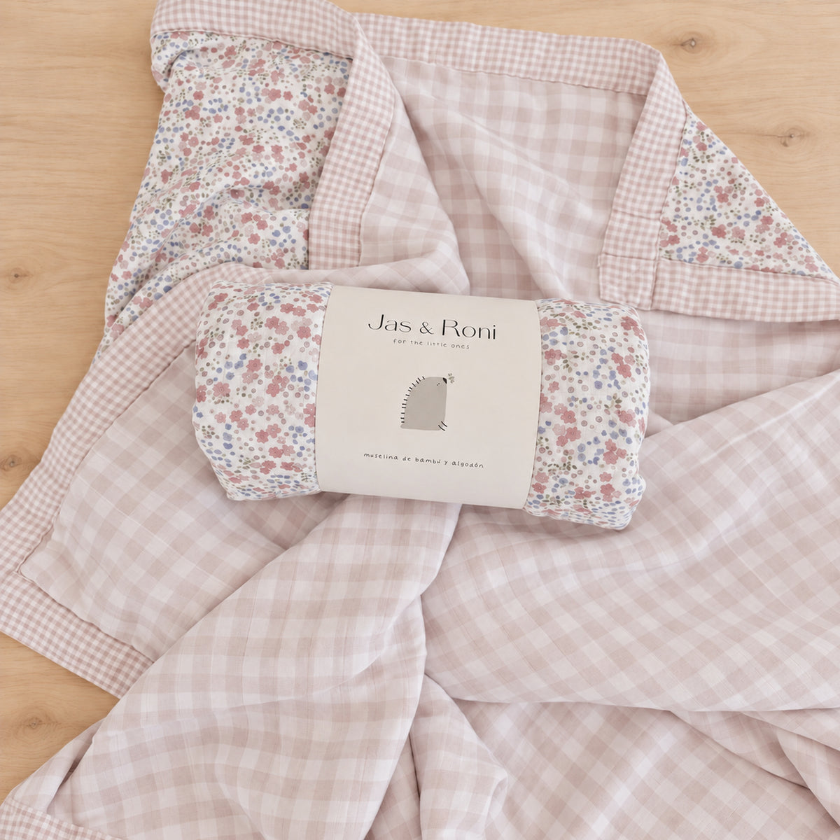 Edredón de muselina little flowers & pink squares — doble vista sobre madera clara