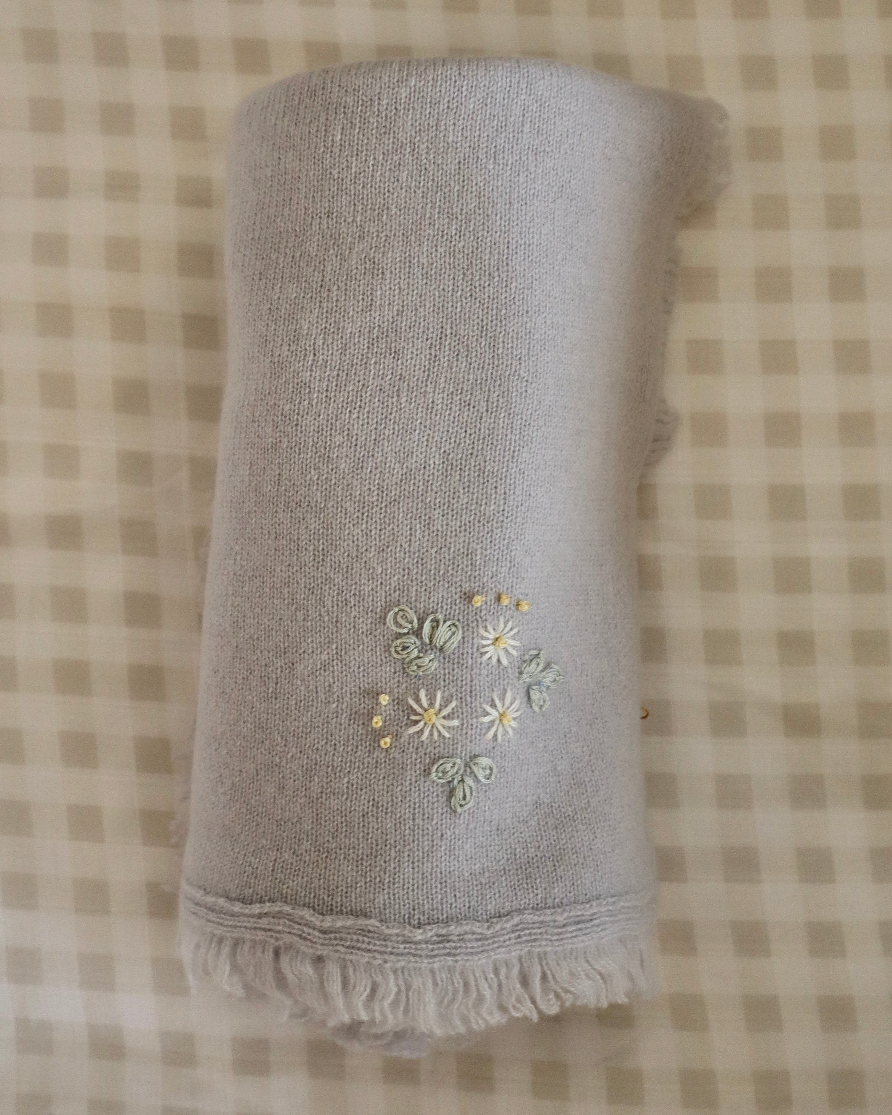 Cobijita de cashmere Gris con Margaritas