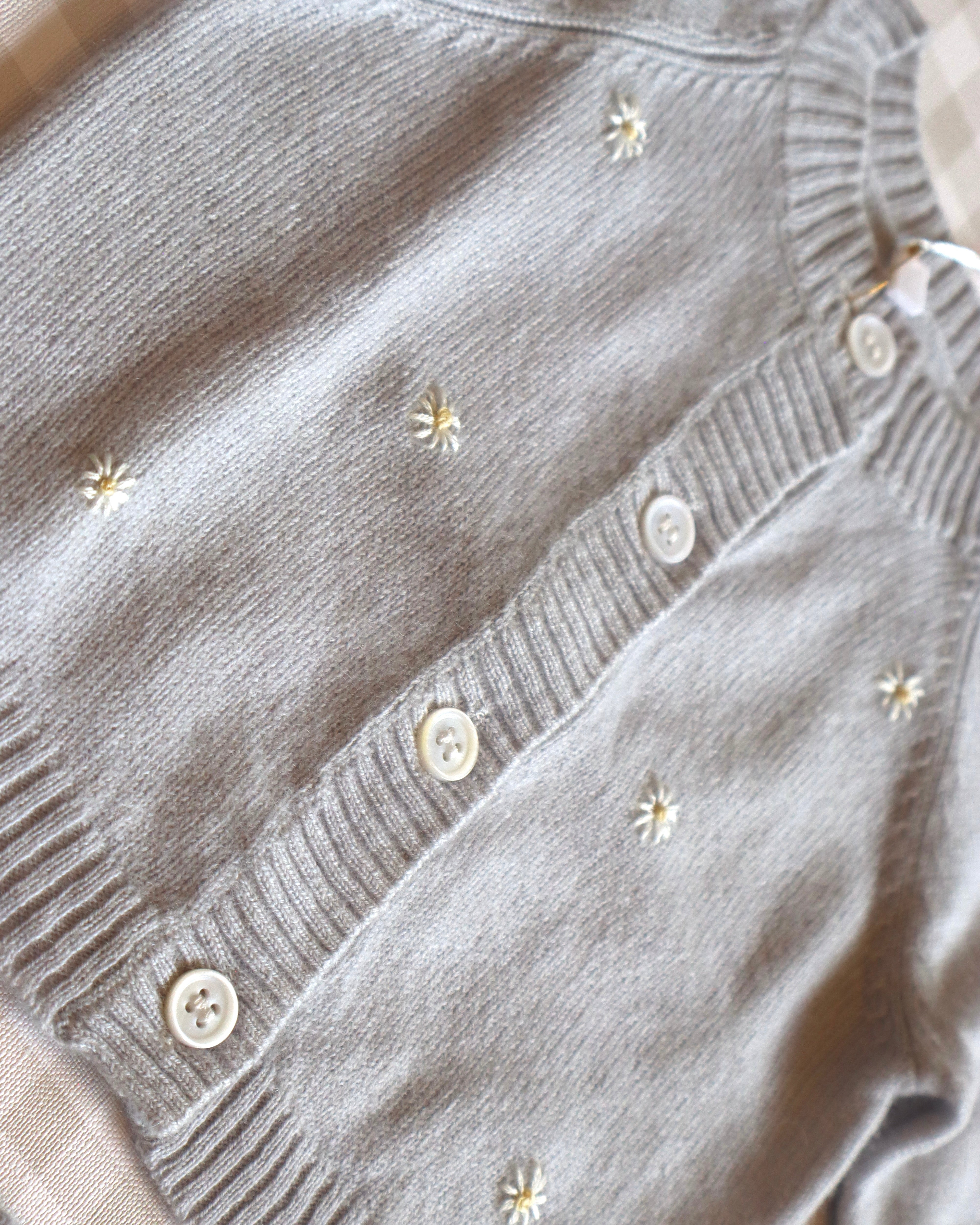 Set de Cashmere Gris con Margaritas