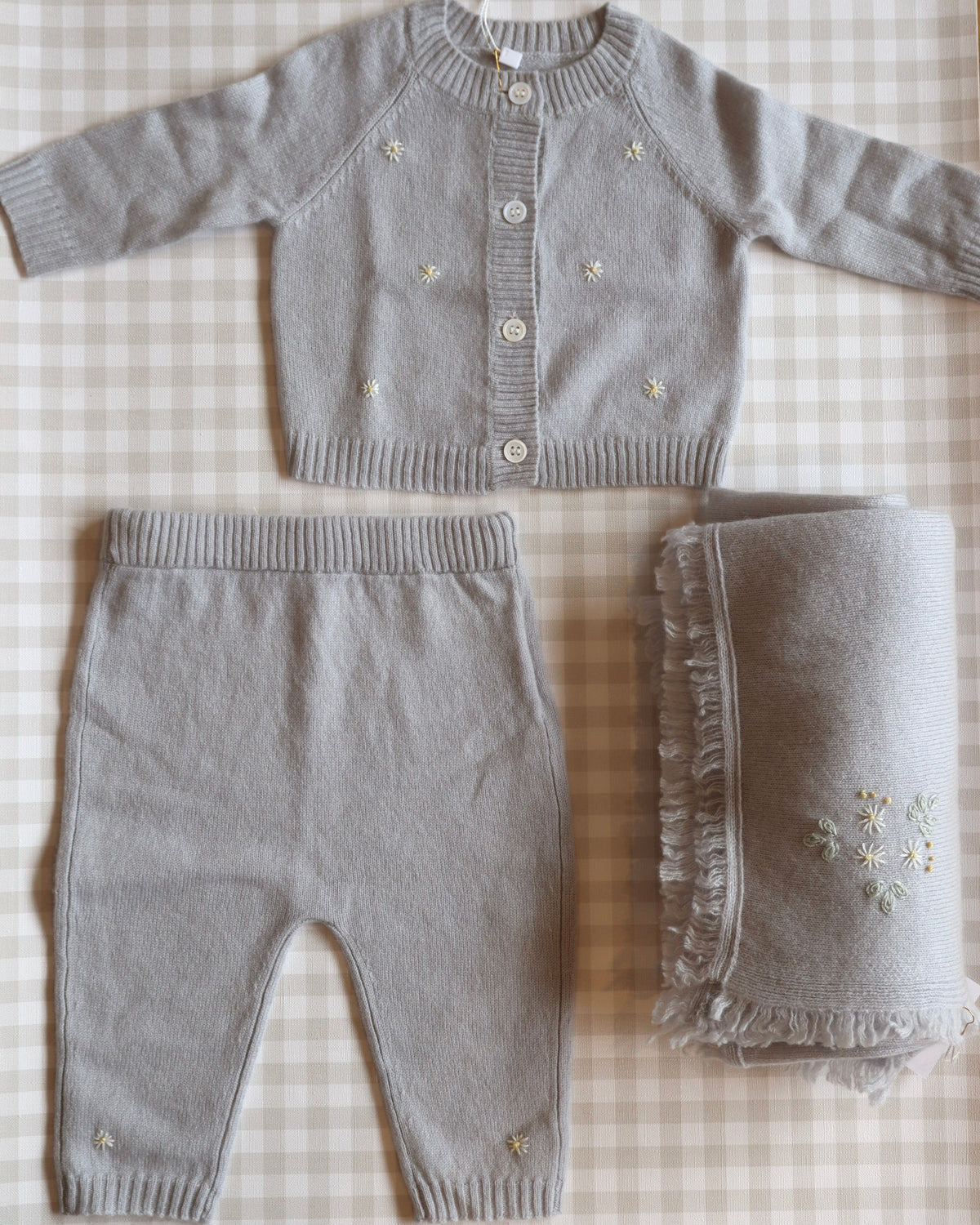 Set de Cashmere Gris con Margaritas