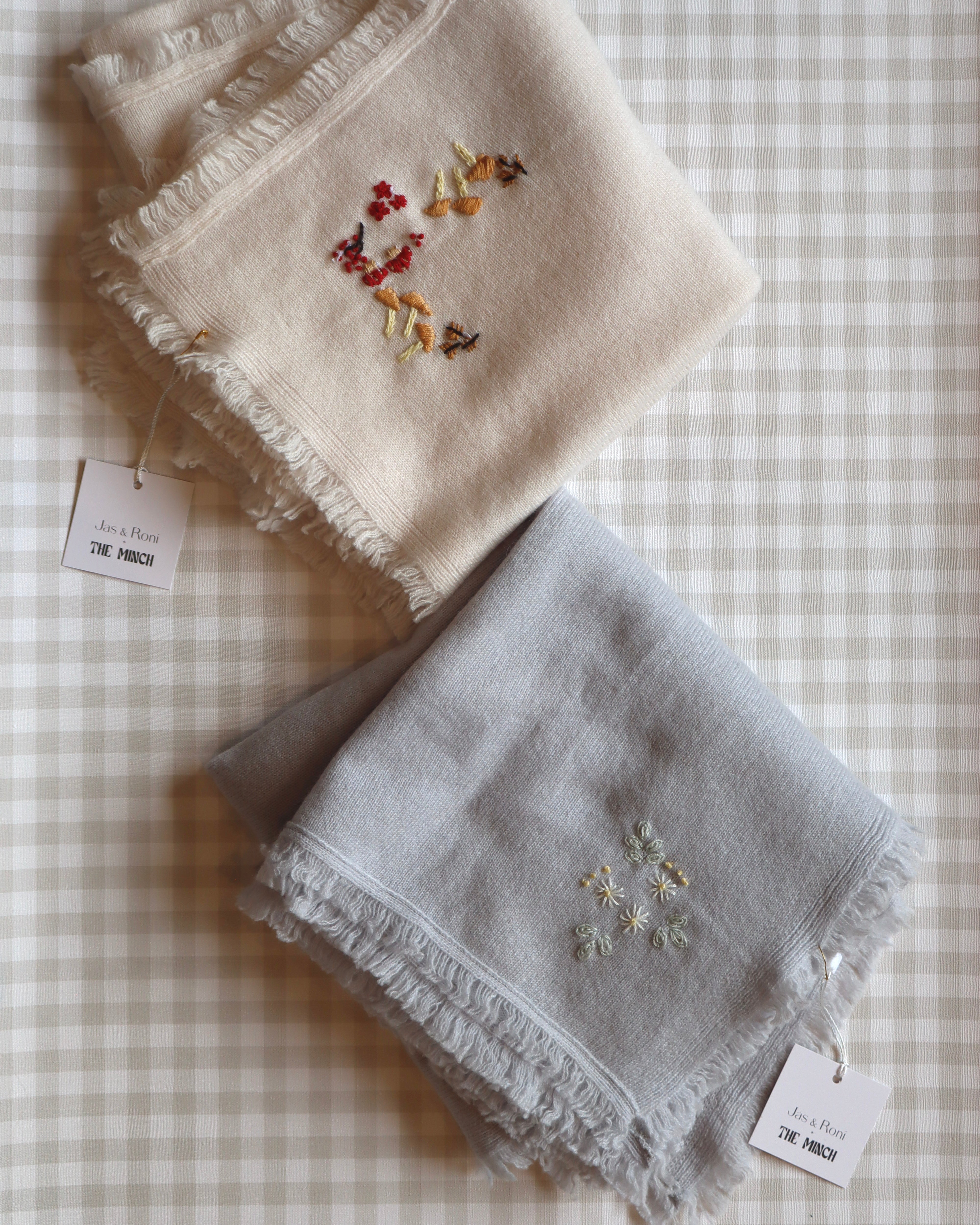 Cobijita de cashmere Gris con Margaritas