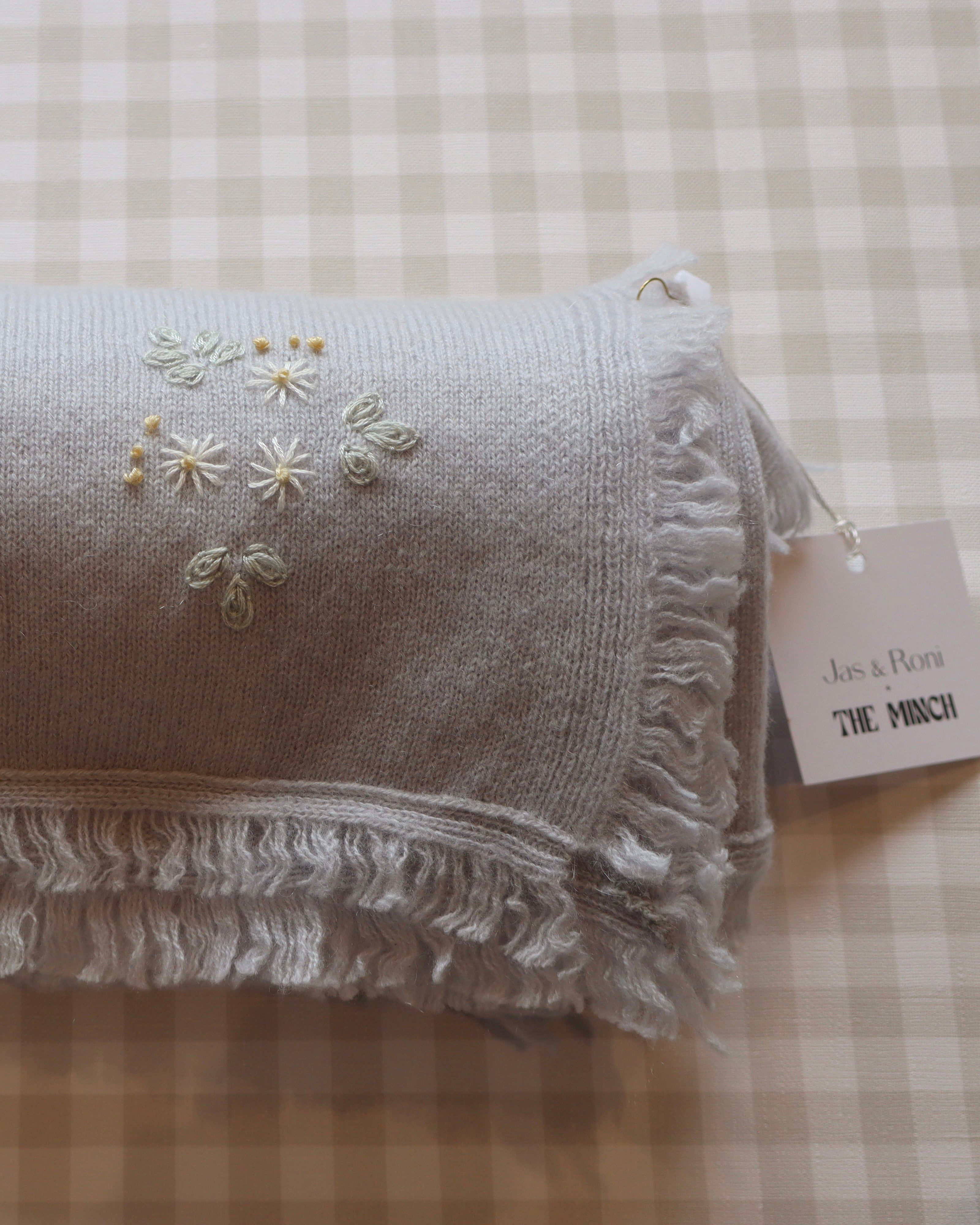 Cobijita de cashmere Gris con Margaritas