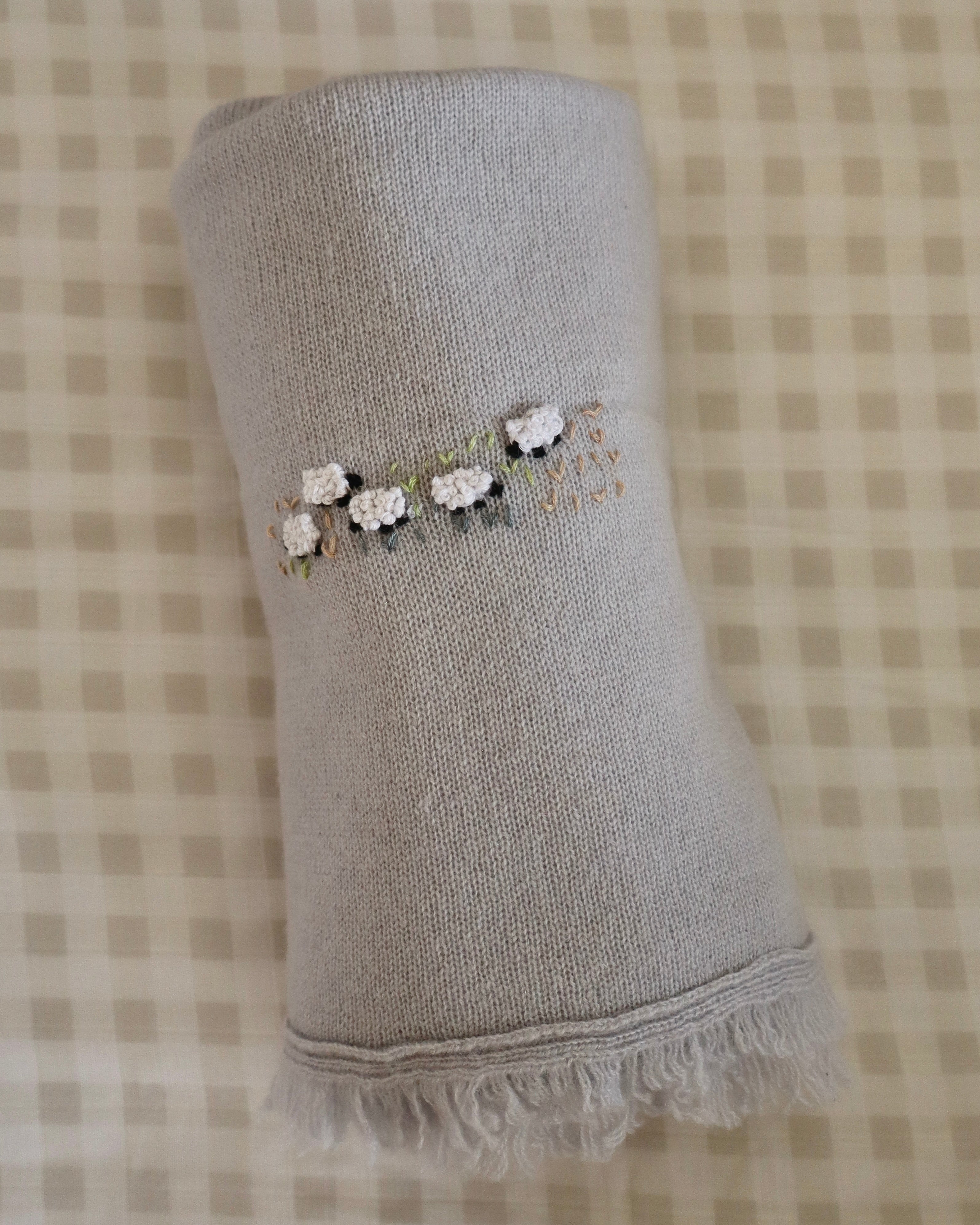 Cobijita de cashmere Gris con Borreguitos