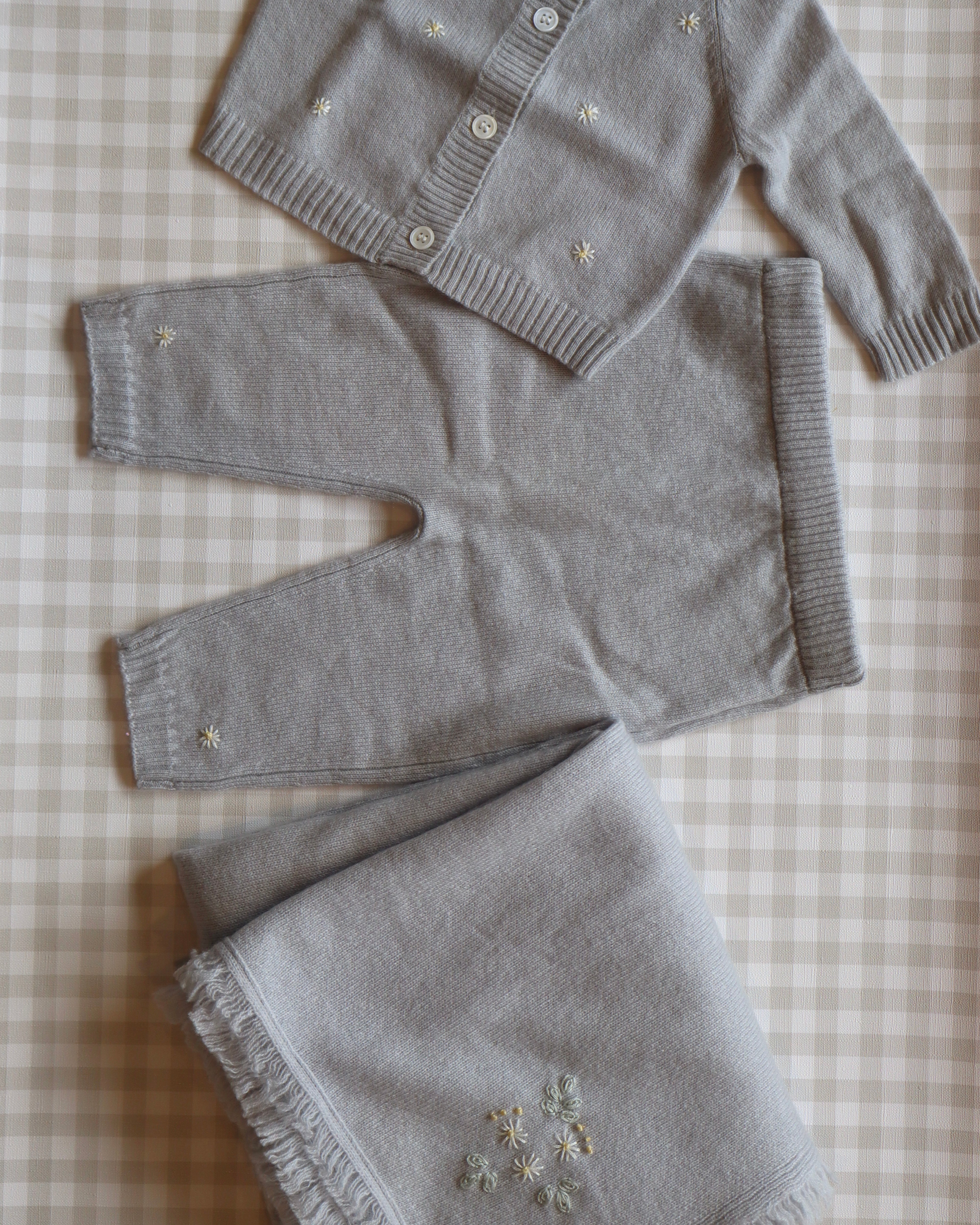 Set de Cashmere Gris con Margaritas