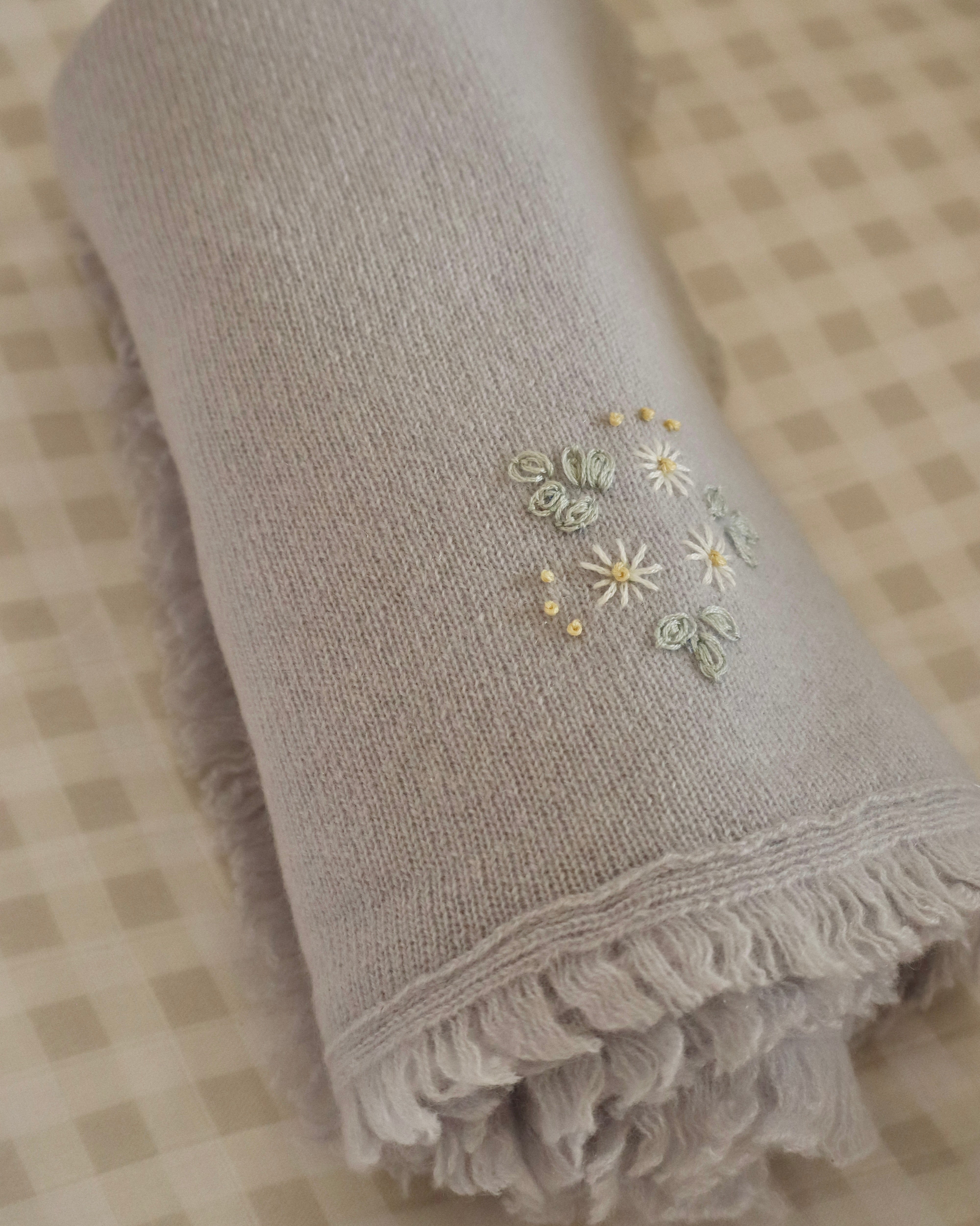 Cobijita de cashmere Gris con Margaritas