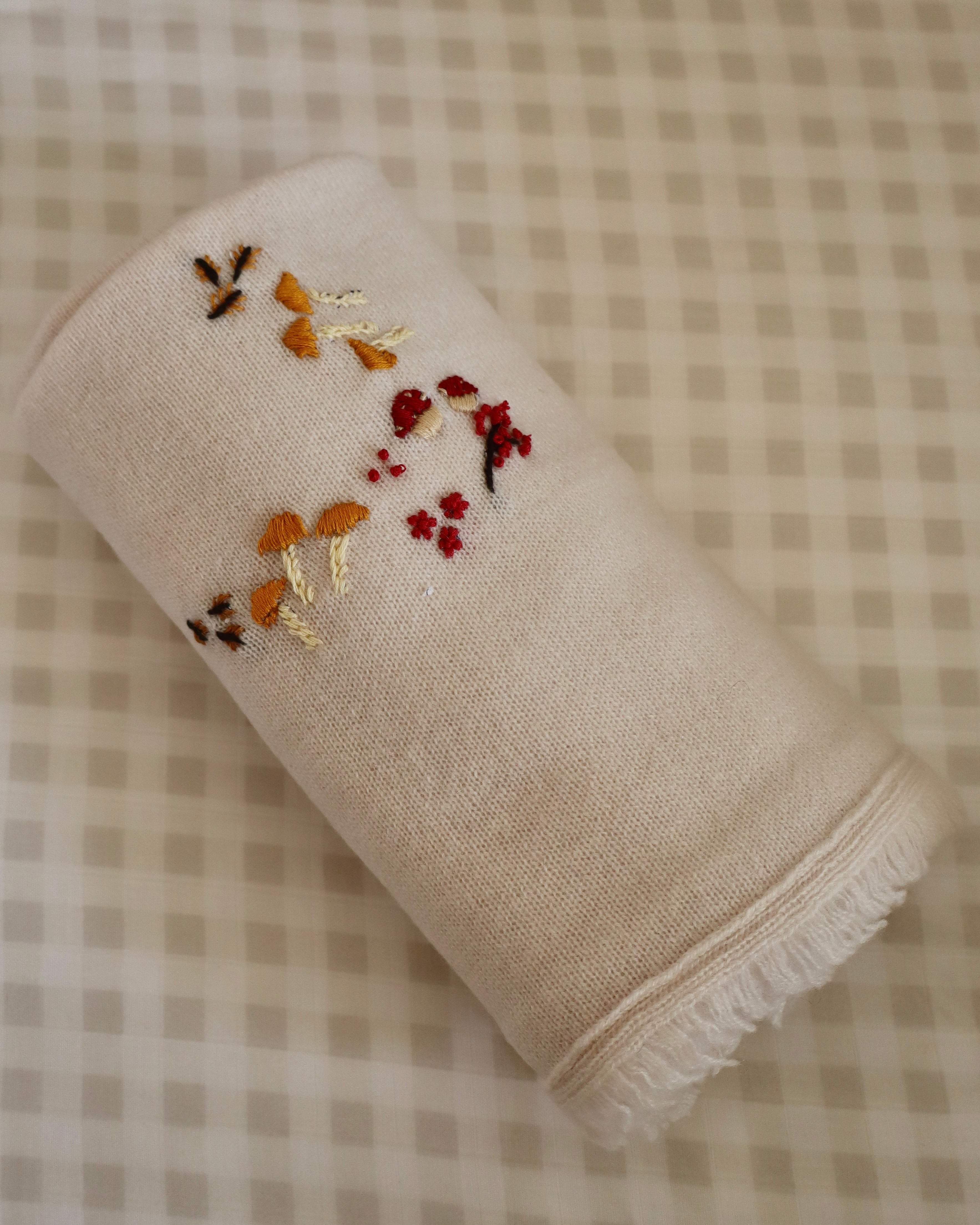 Cobijita de cashmere Beige con Honguitos