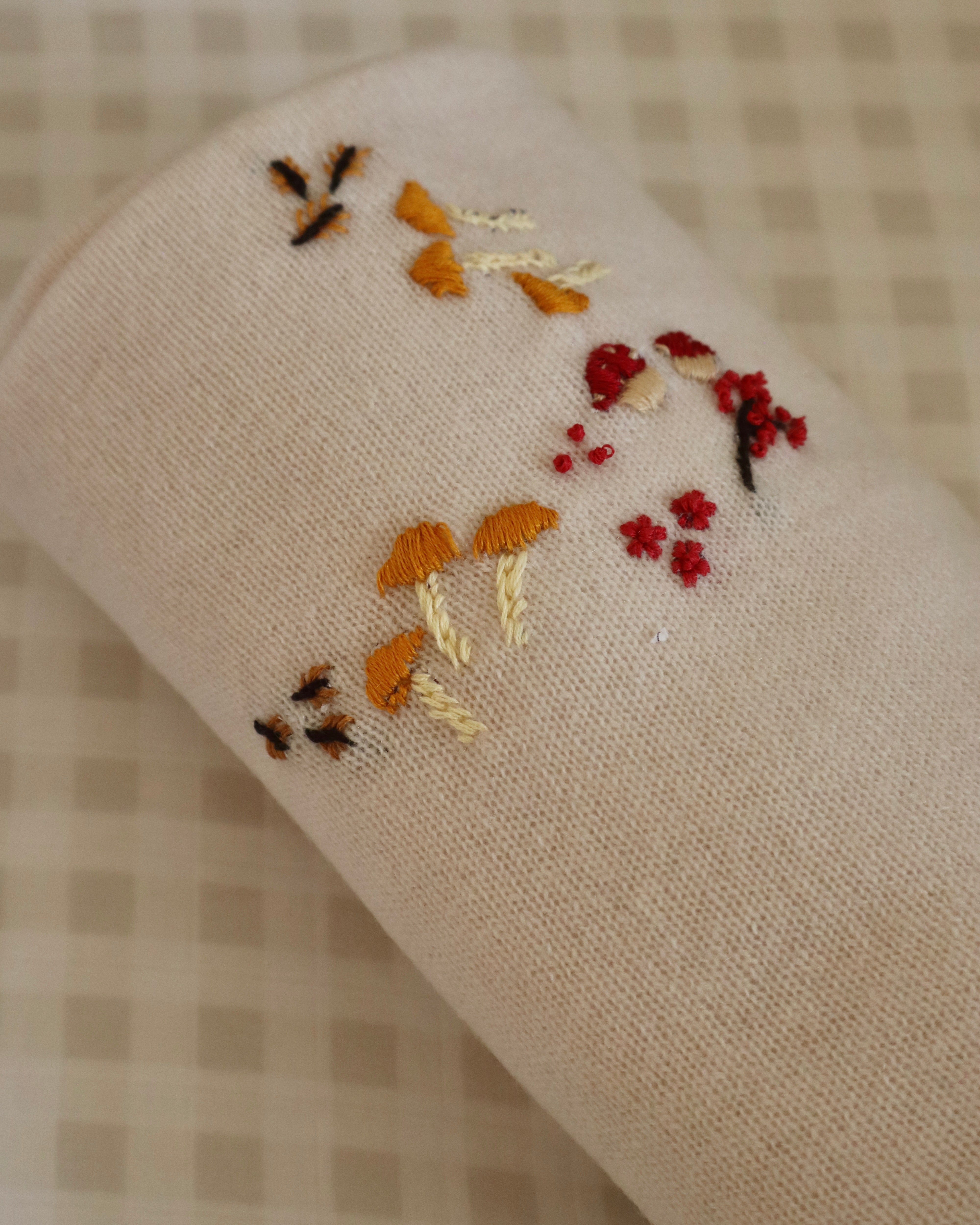 Cobijita de cashmere Beige con Honguitos