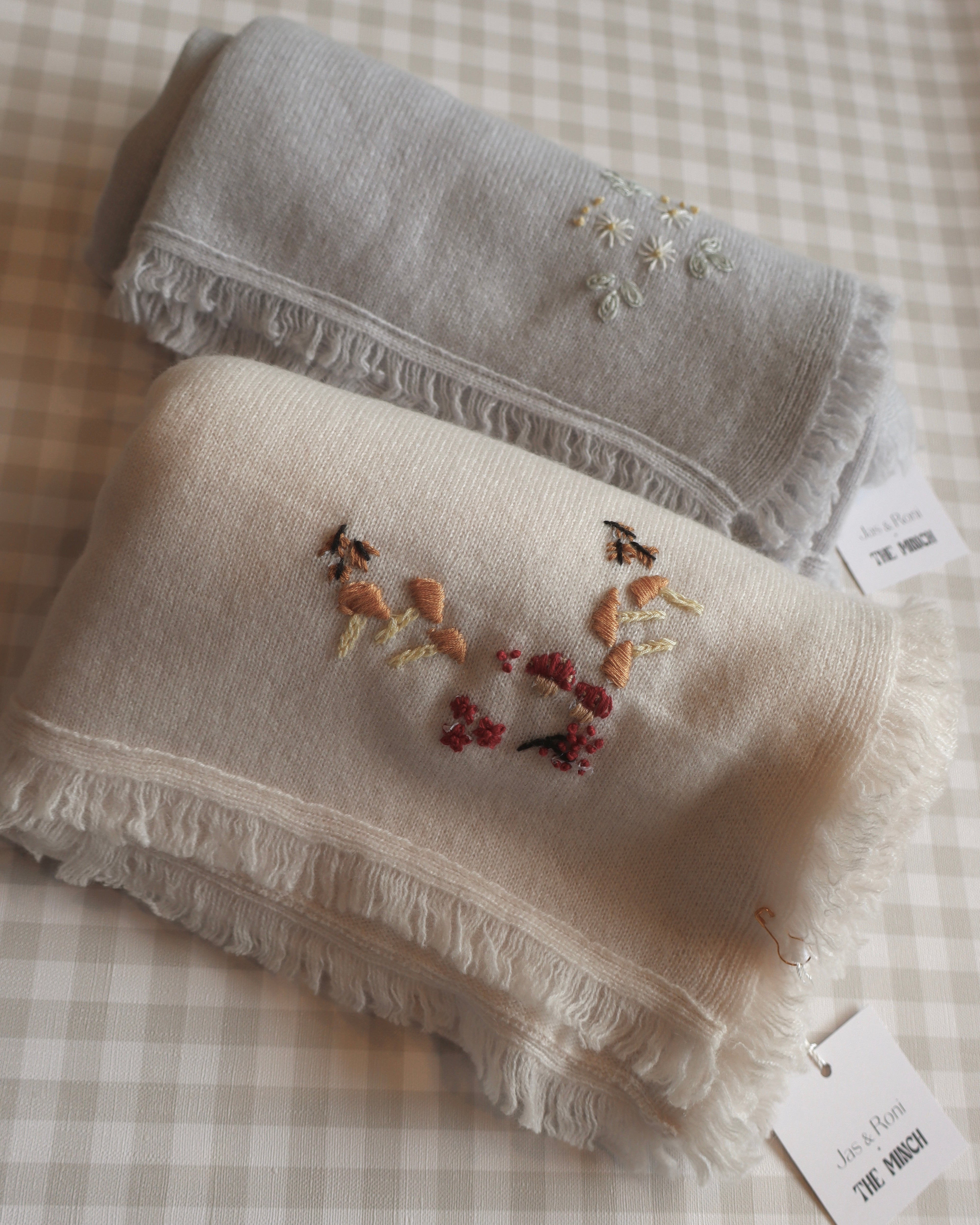 Cobijita de cashmere Beige con Honguitos