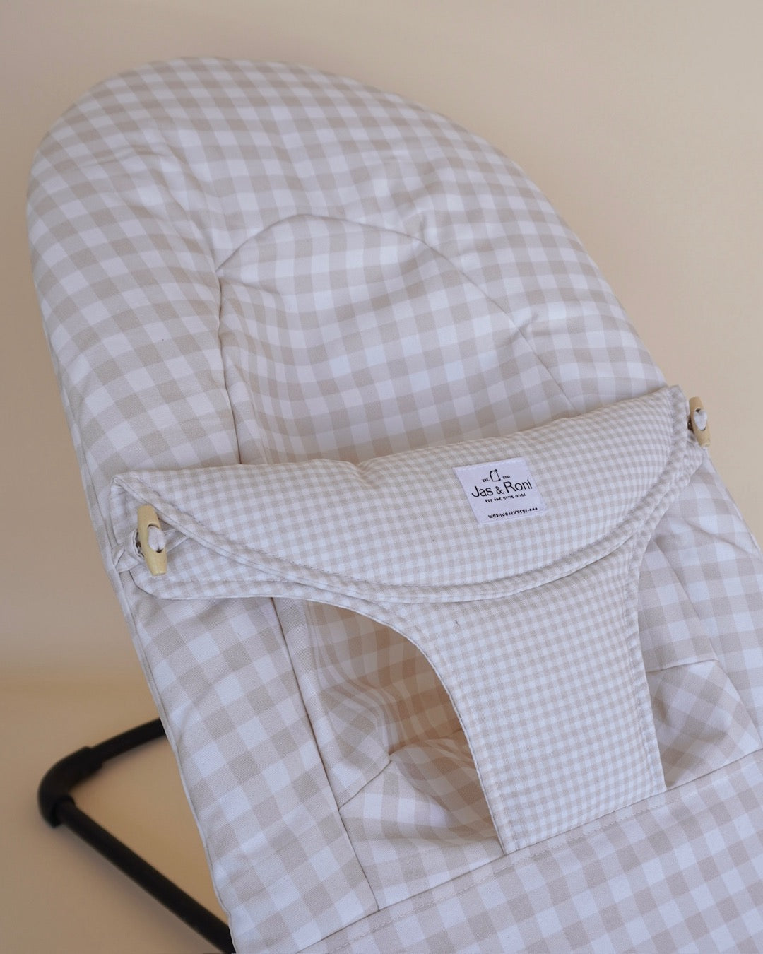 Funda de tela para hamaca a cuadros beige  en fondo blanco