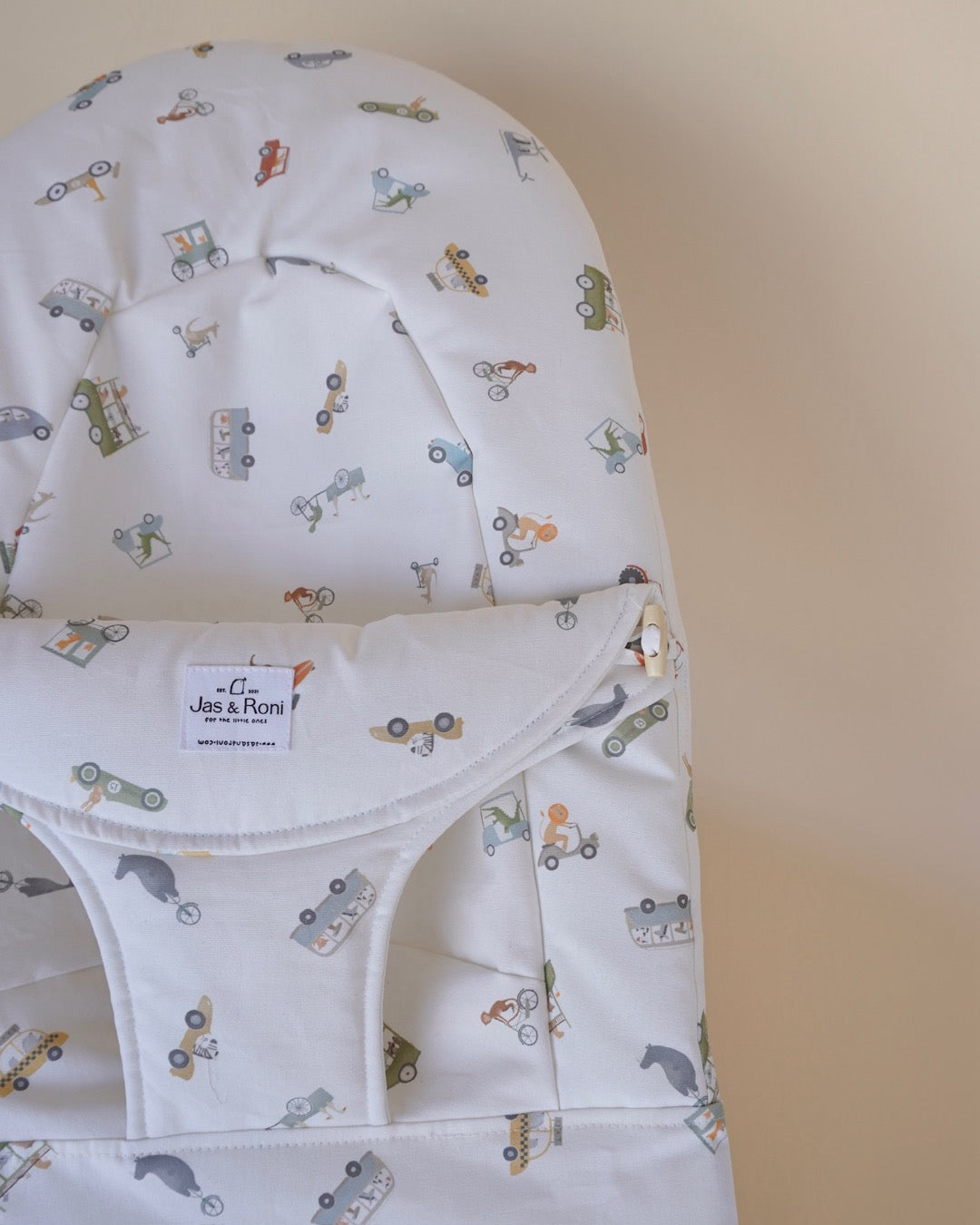 Funda de tela para hamaca de tela estampada de carritos  en  fondo beige