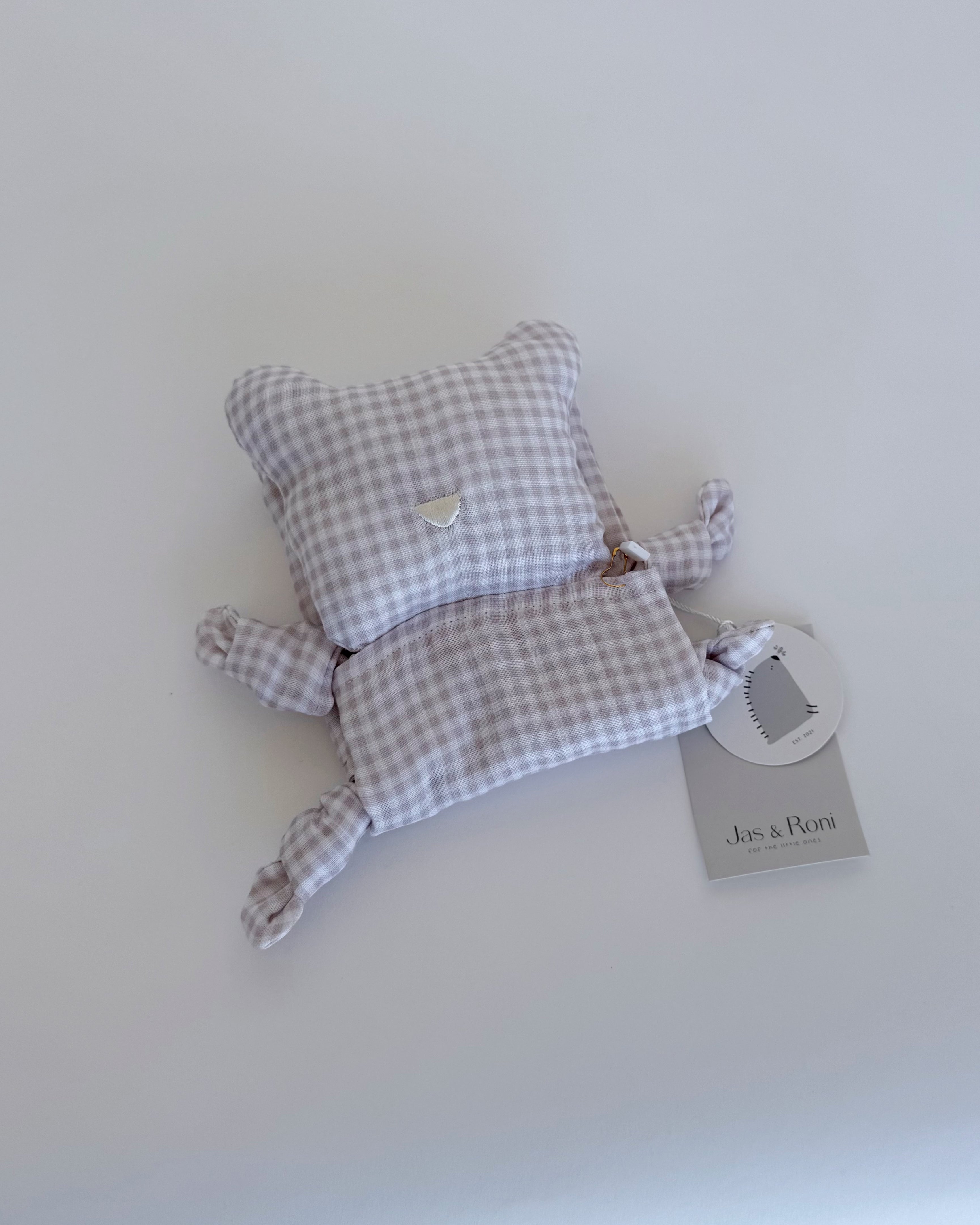 Osito de tela estampada a cuadros rosas en fondo gris