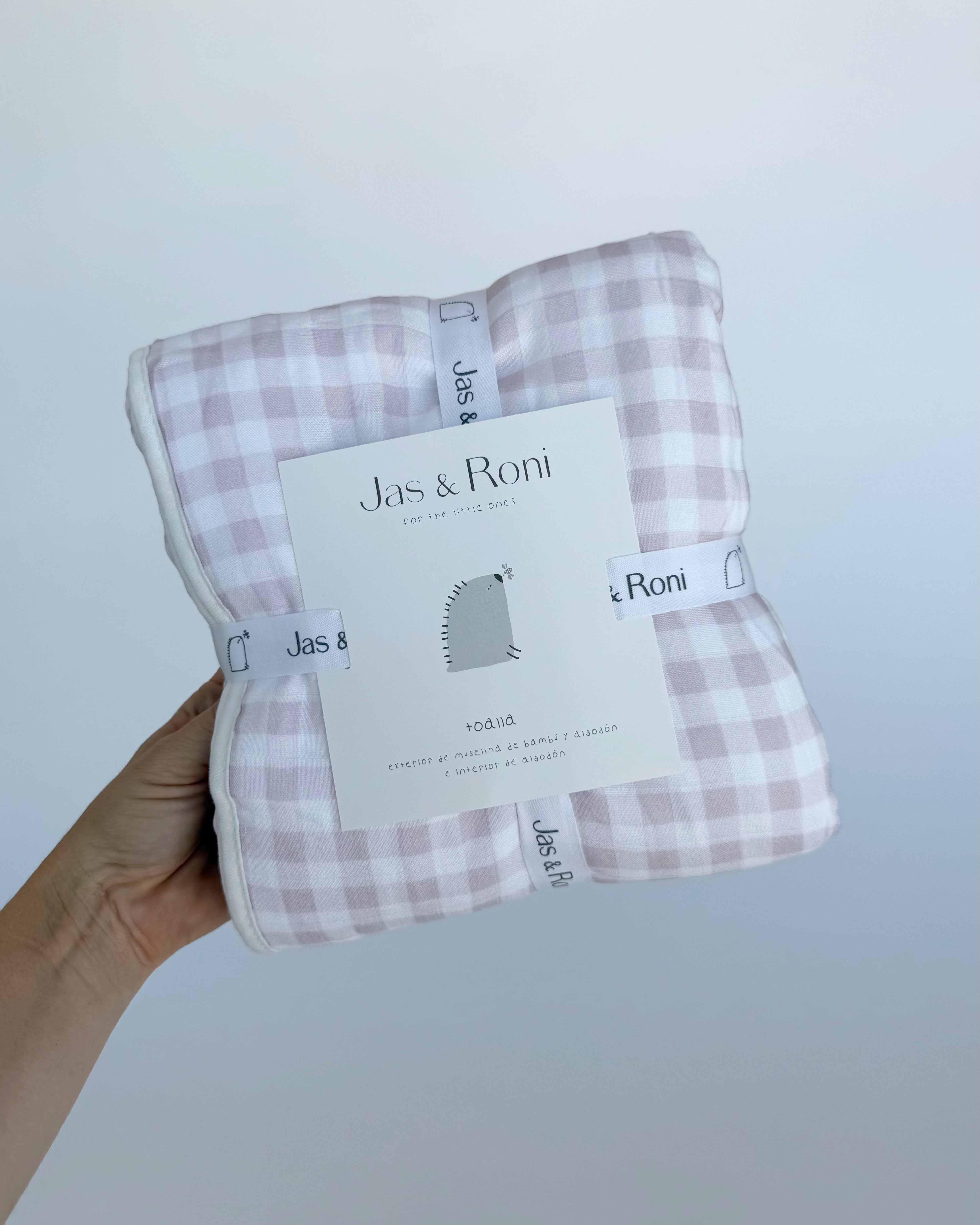 Toalla big pink squares doblada sobre fondo gris