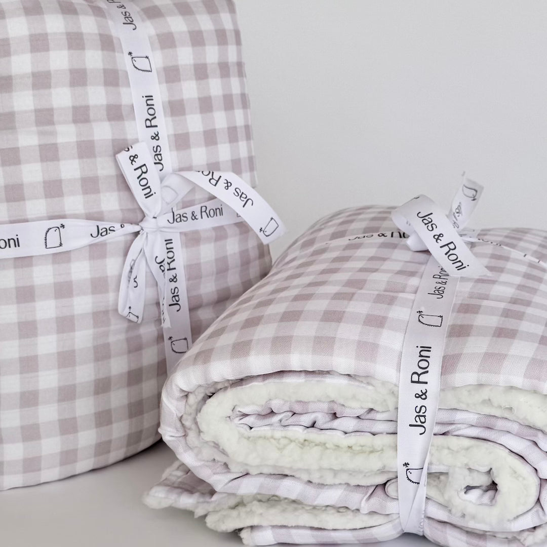 Cobijita de borreguito blush pink squares