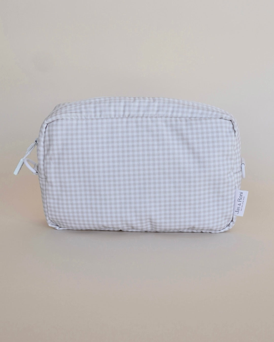 Bolsa neceser a cuadros grises en fondo beige