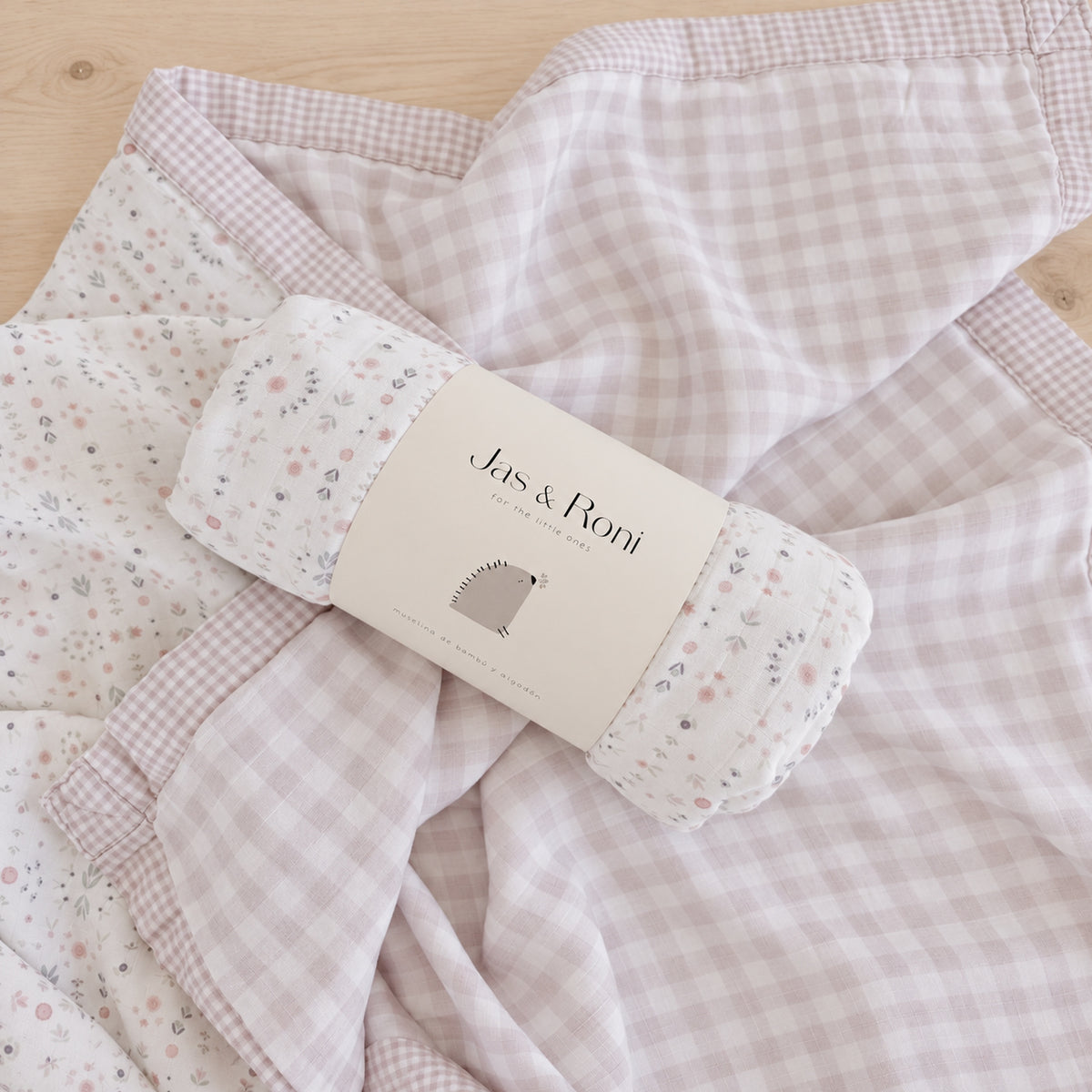 Edredón de muselina blossom & pink squares — doble vista sobre madera clara